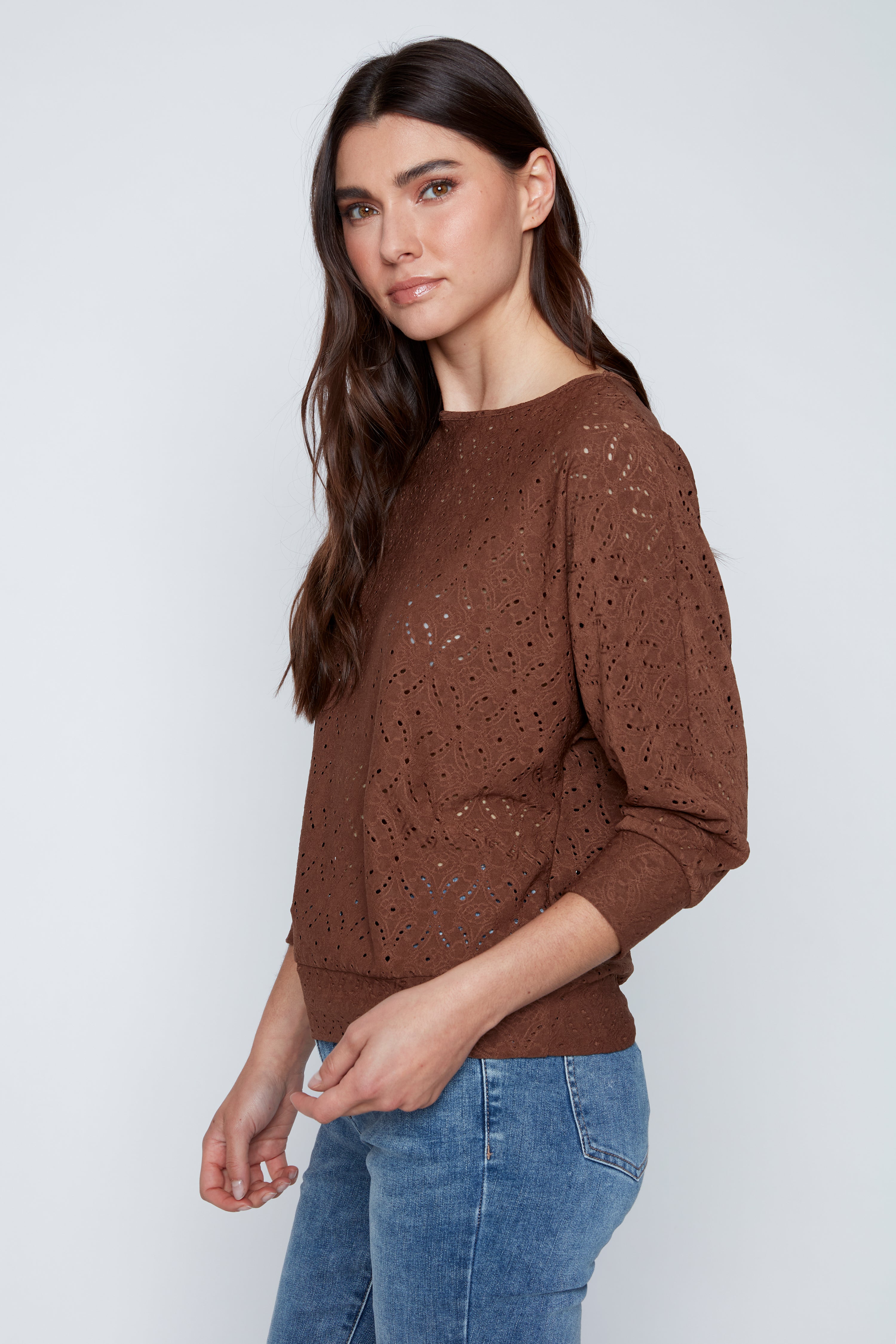 Le haut à manches dolman et œillets