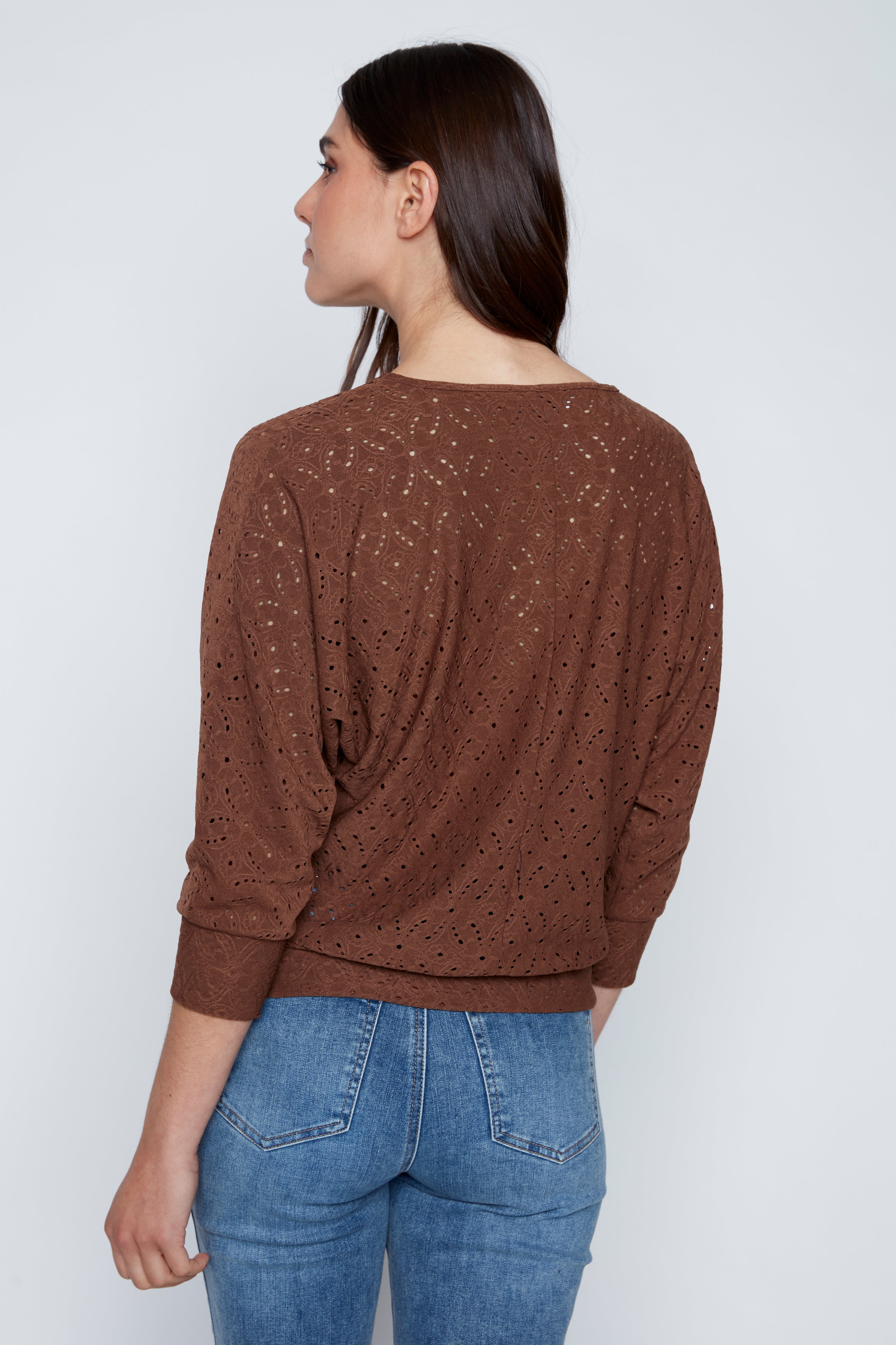 Le haut à manches dolman et œillets