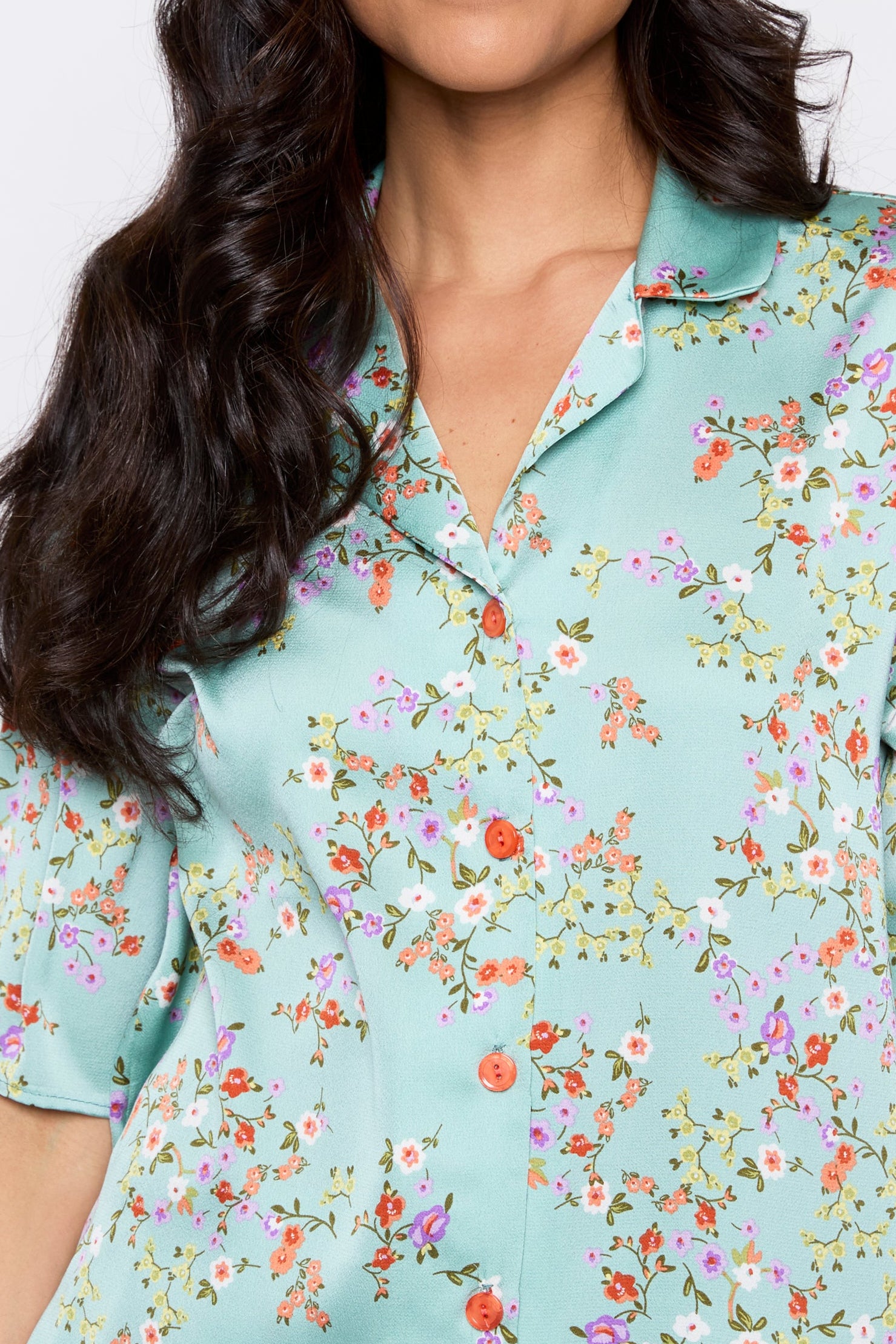 Le pyjama en satin à imprimé floral