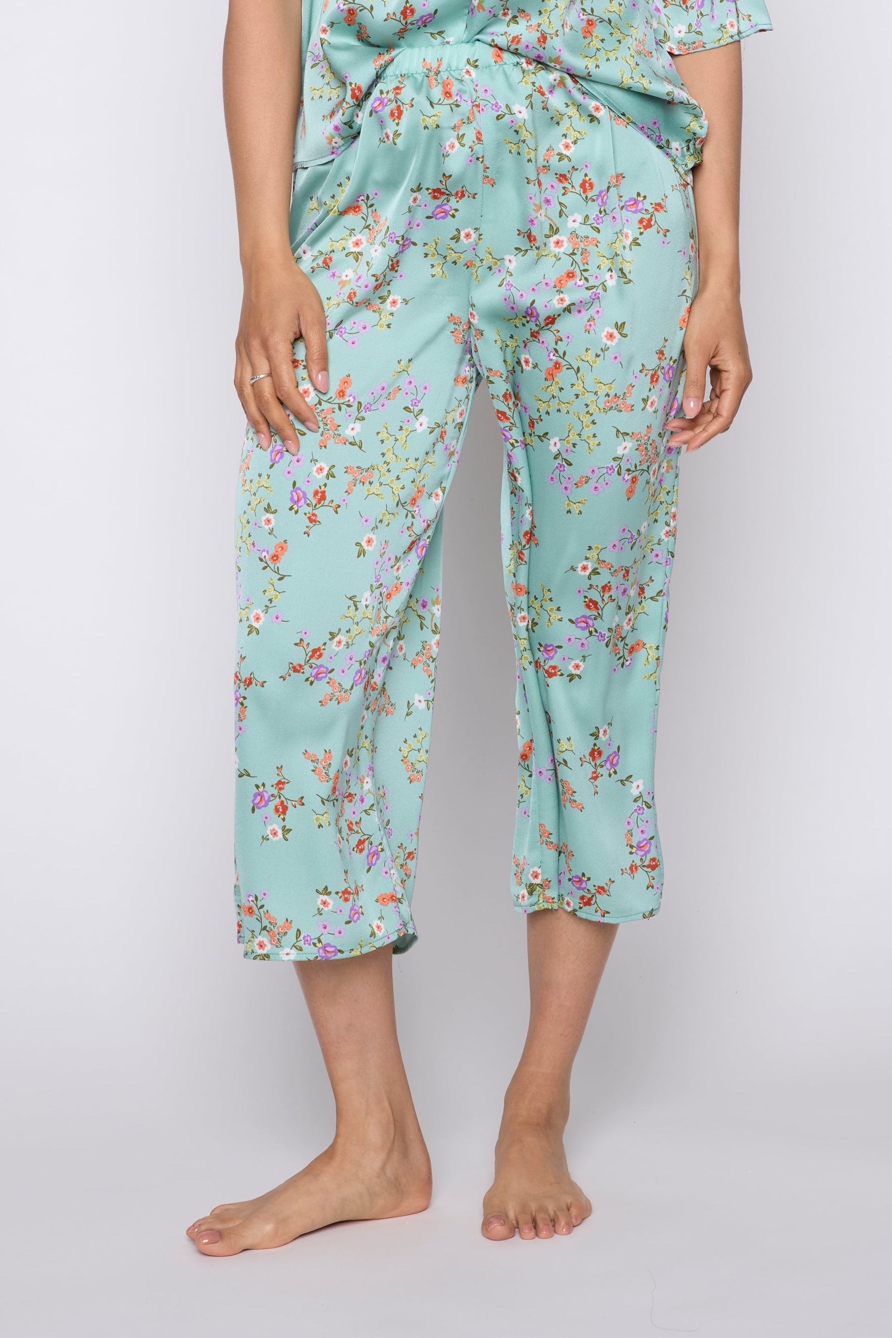 Le pyjama en satin à imprimé floral