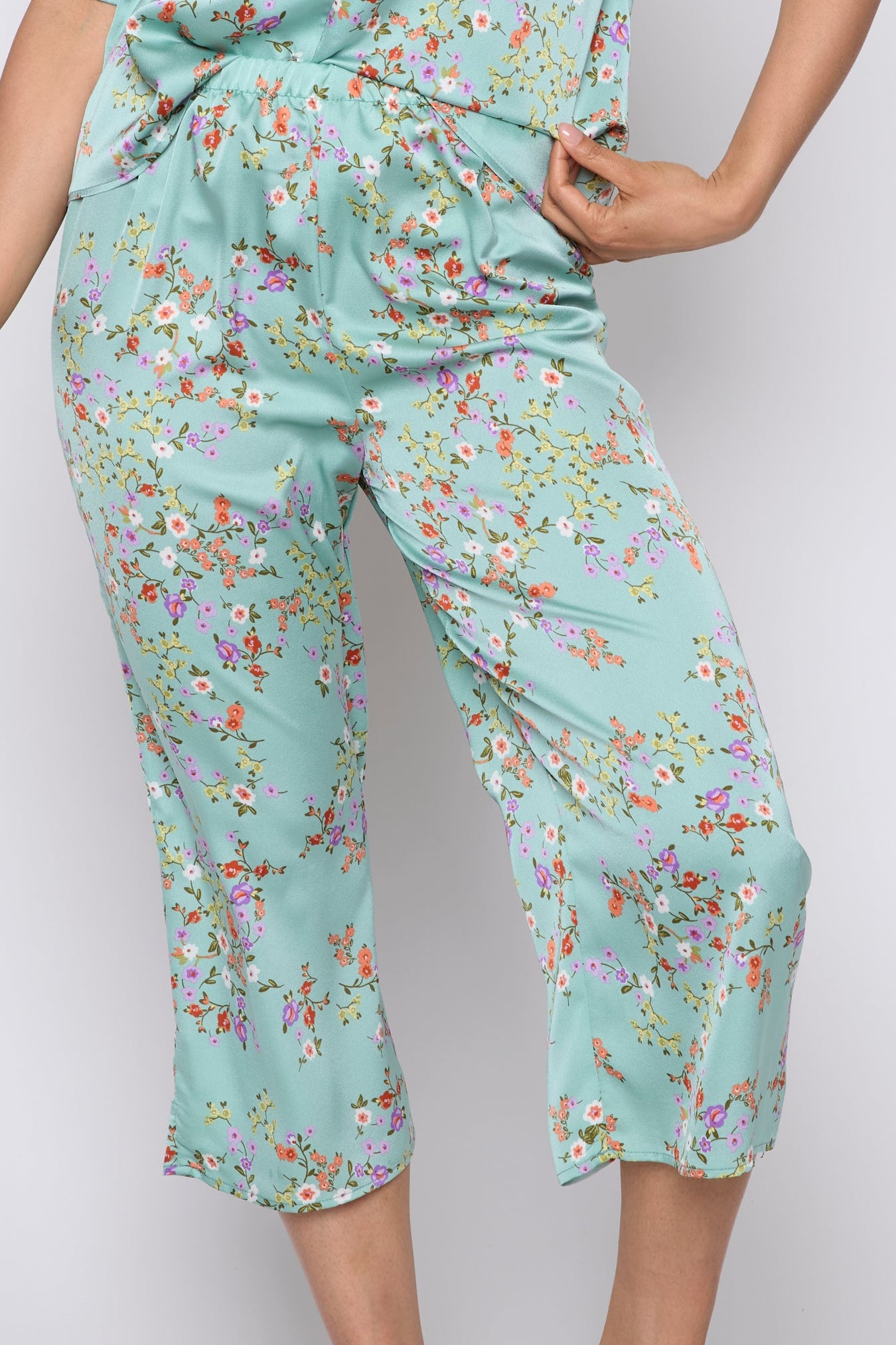Le pyjama en satin à imprimé floral