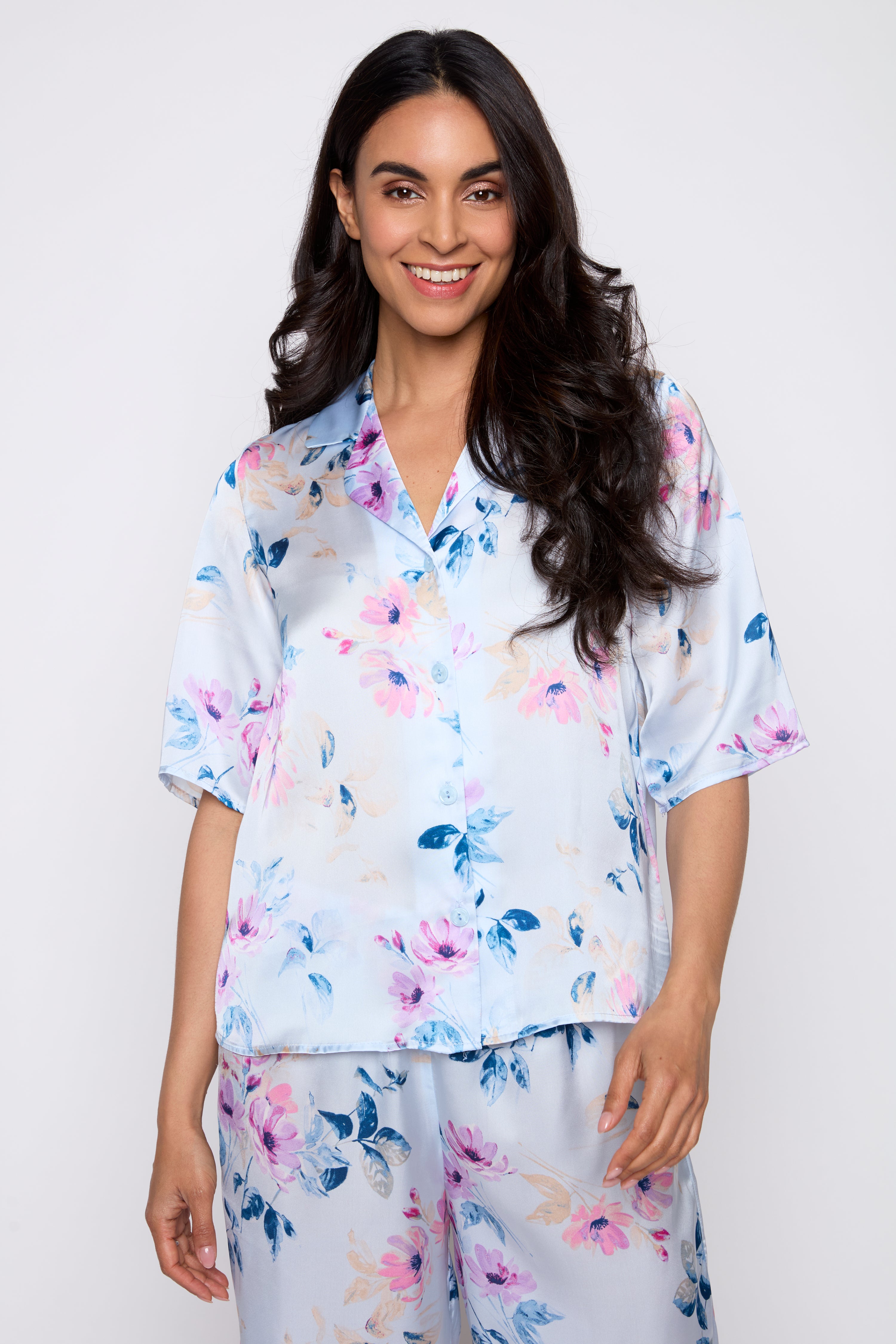 Le pyjama en satin à imprimé fleurs