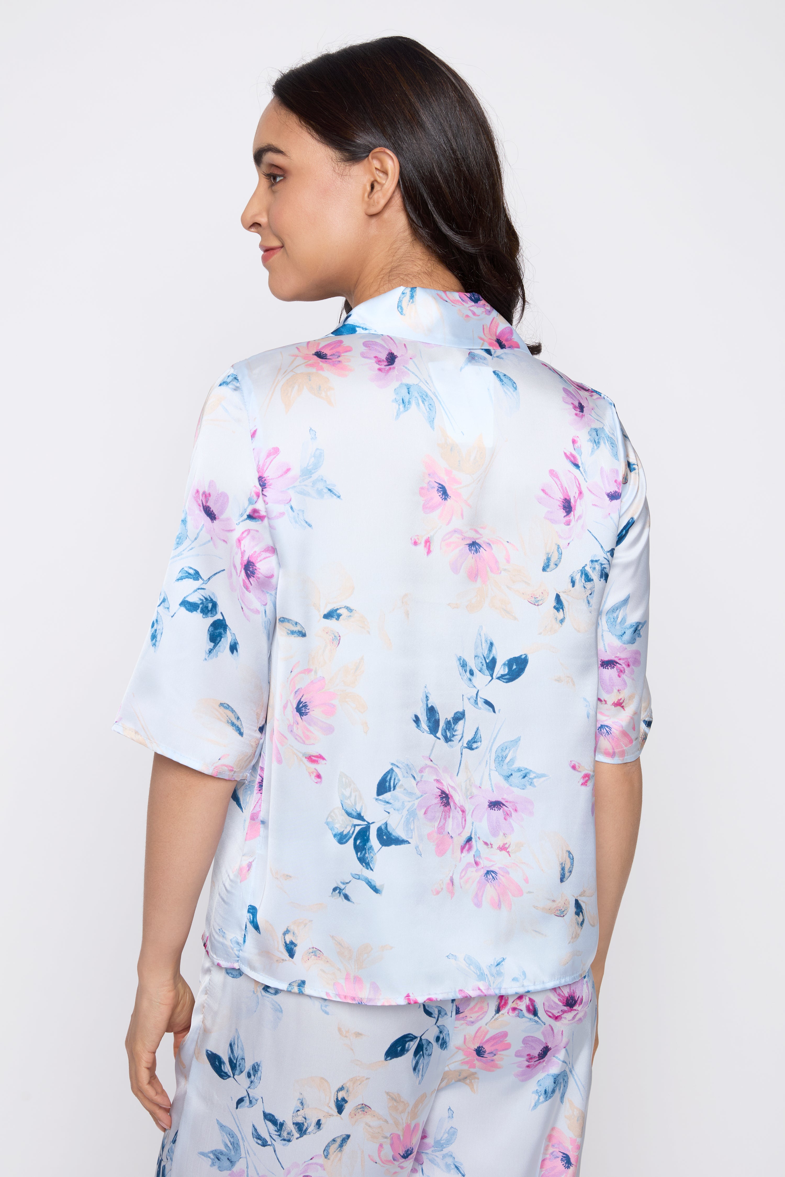 Le pyjama en satin à imprimé fleurs