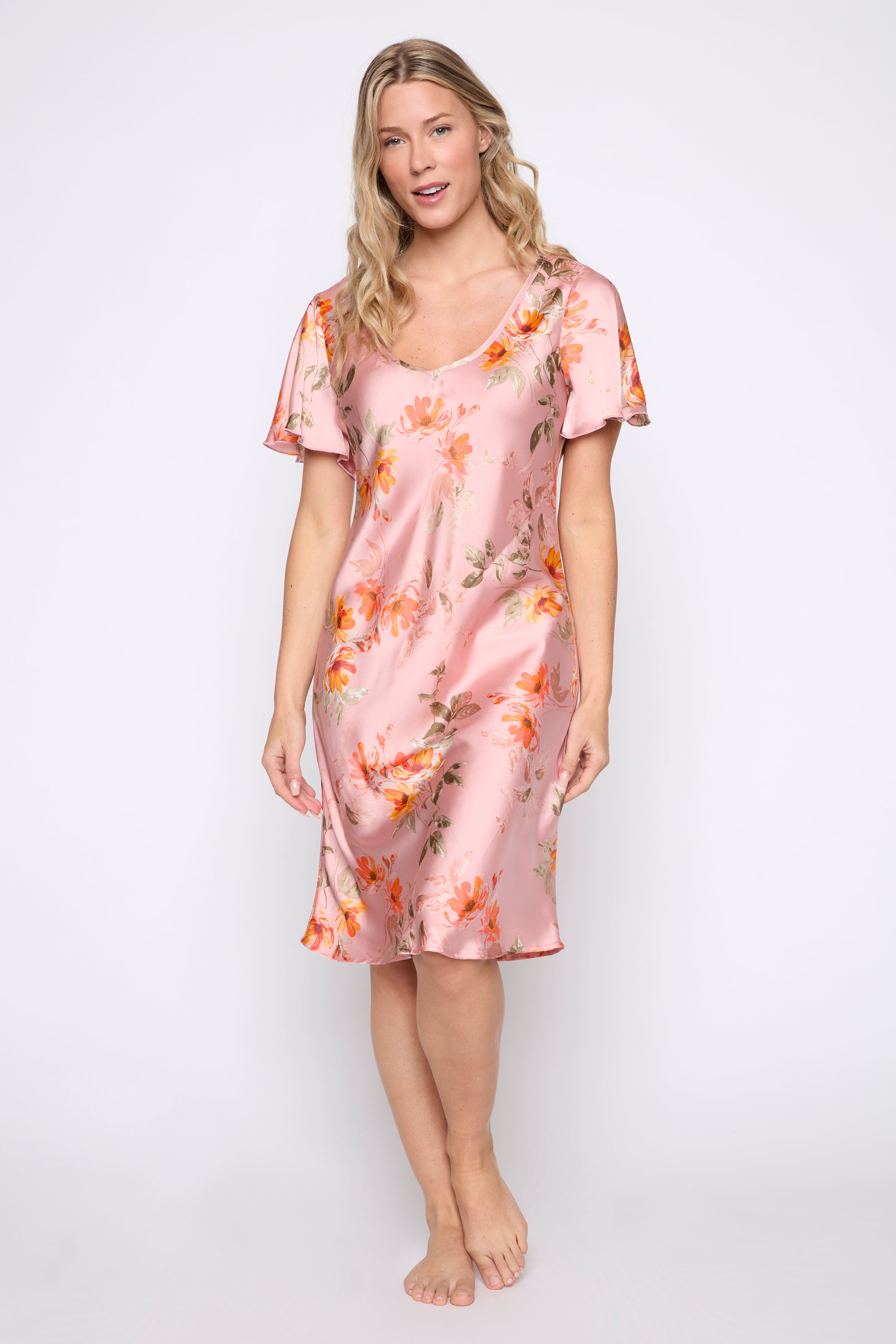 La robe de nuit en satin à imprimé floral.