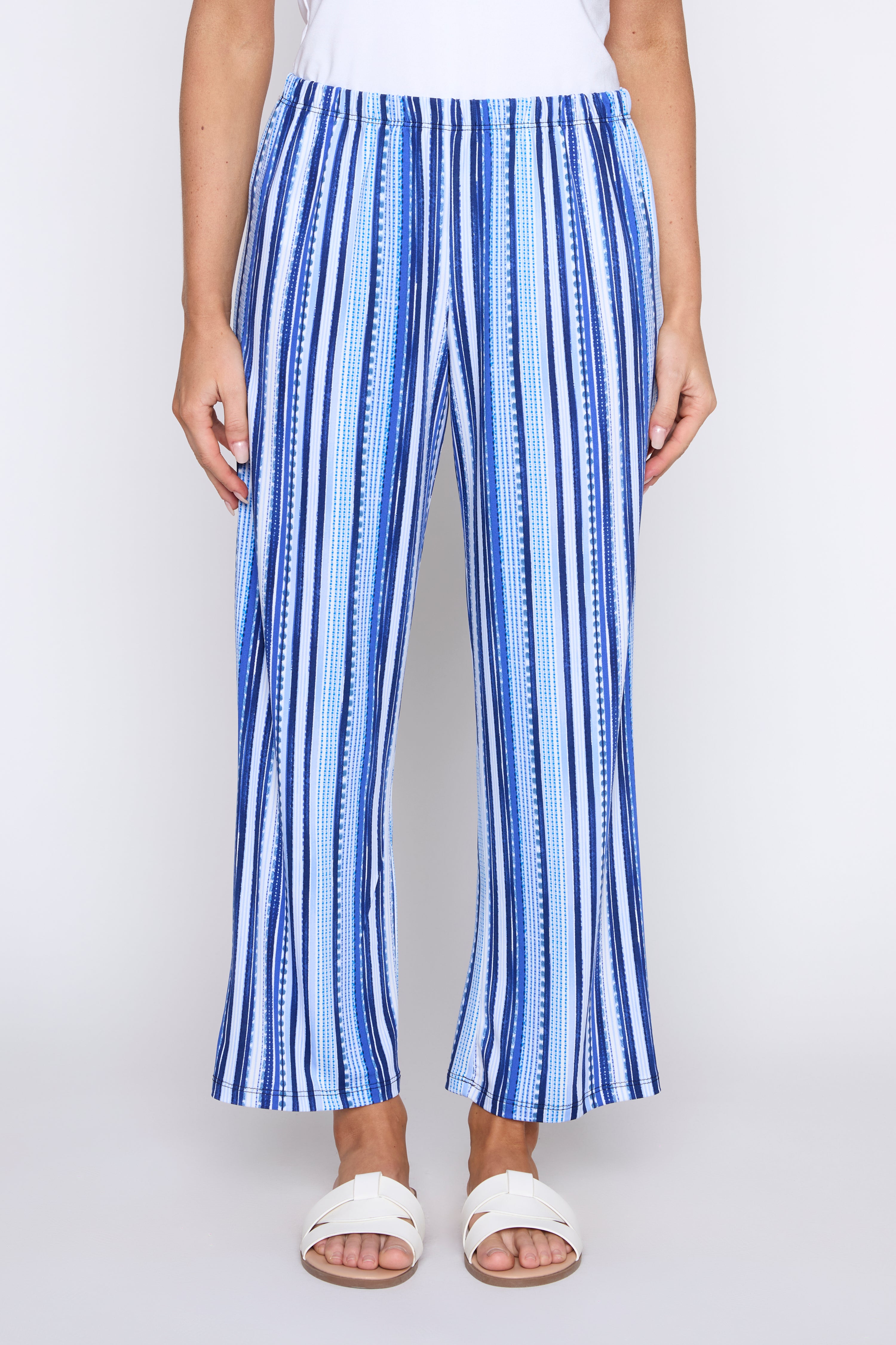 Le pantalon à rayures bleues