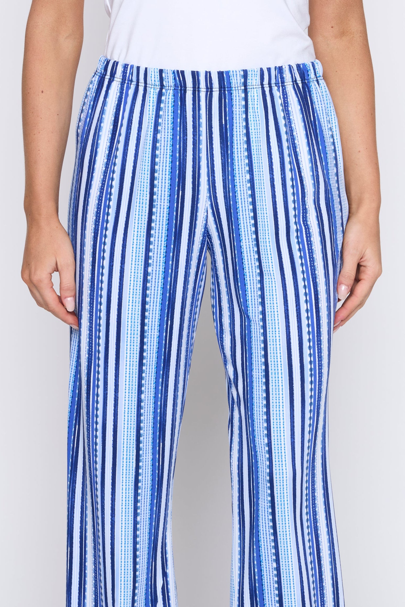 Le pantalon à rayures bleues