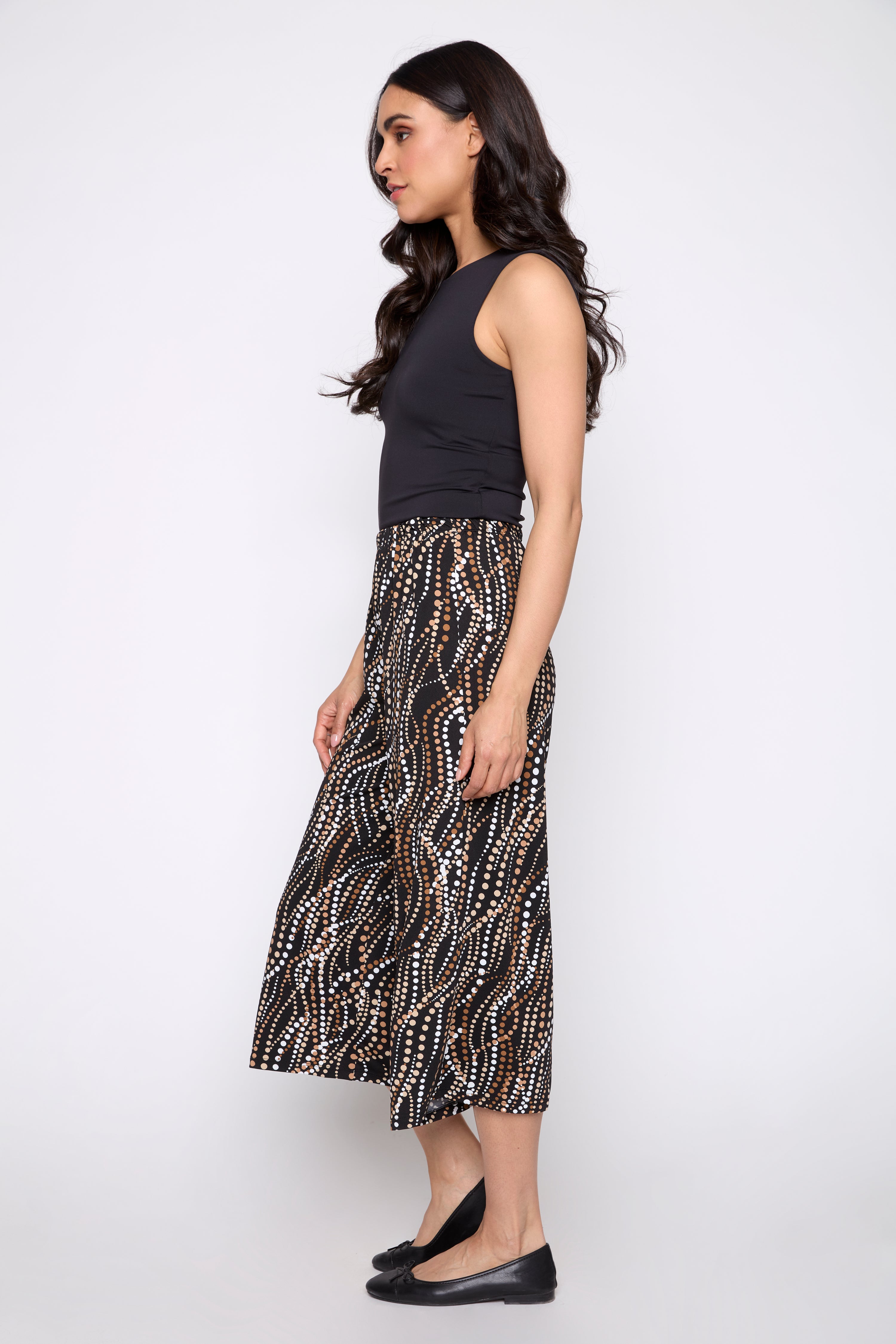 Le pantalon gaucho à motif pois bicolore
