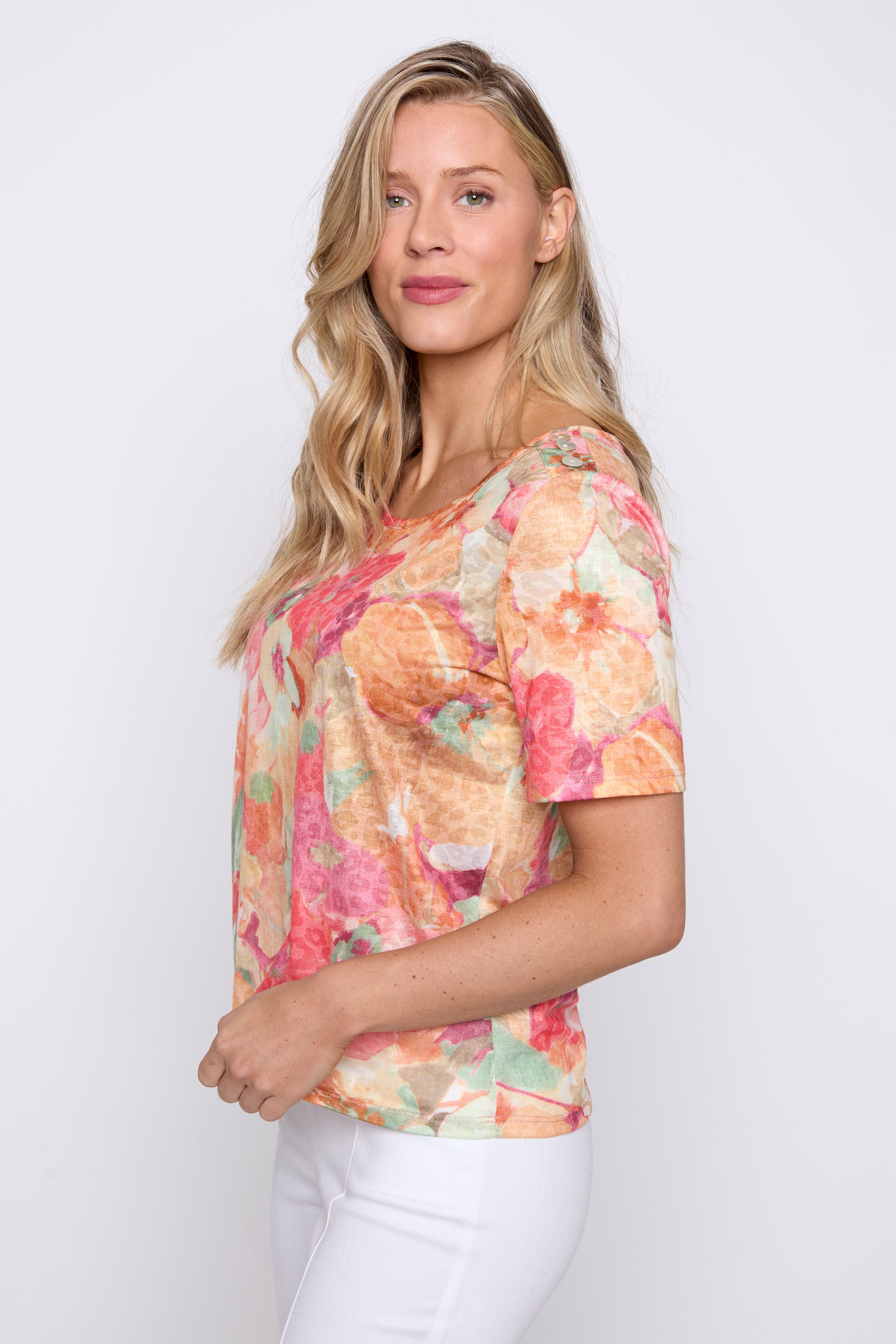 Le T-shirt corail dévoré avec détails boutonnés