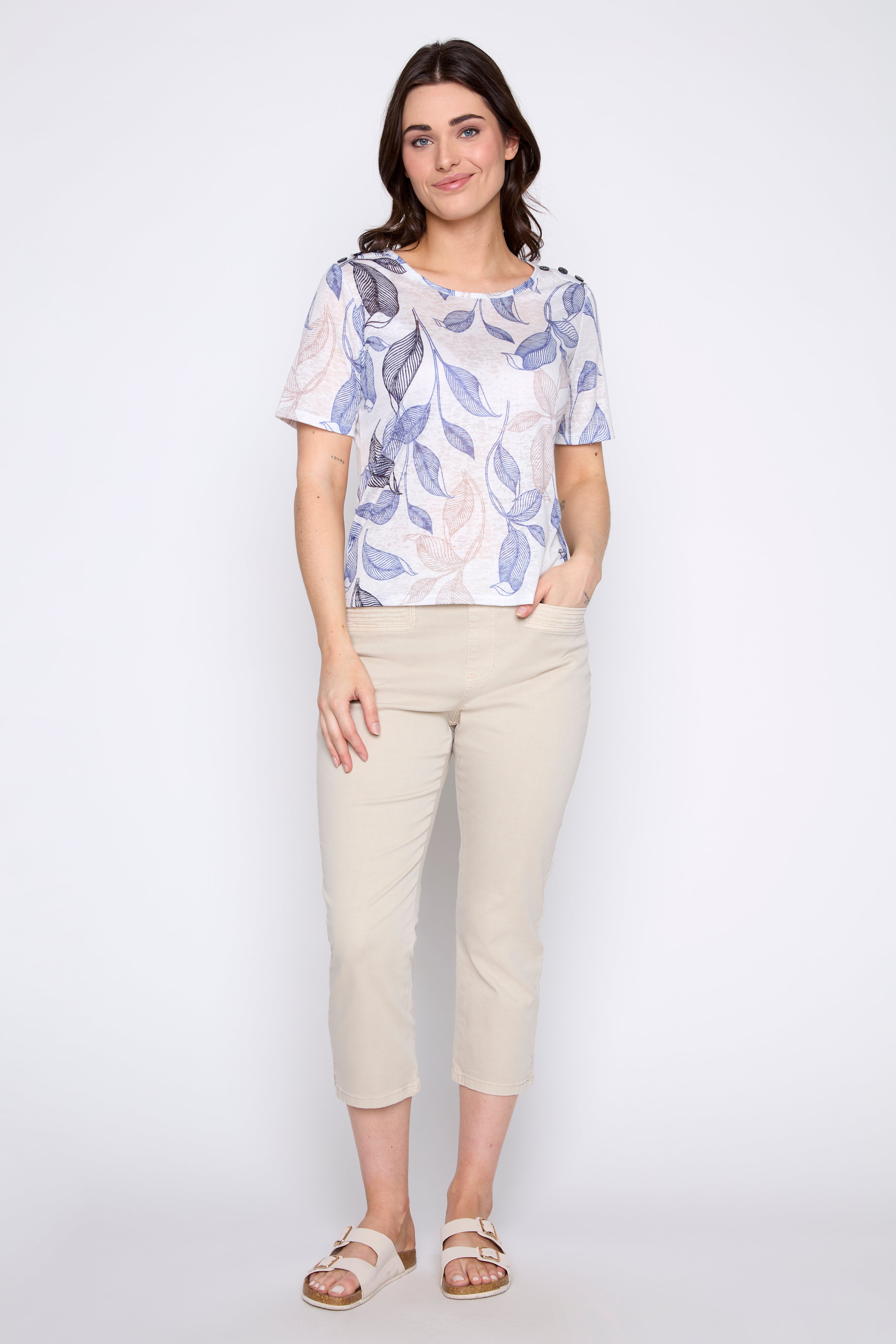 Le T-shirt dévoré avec détails boutonnés