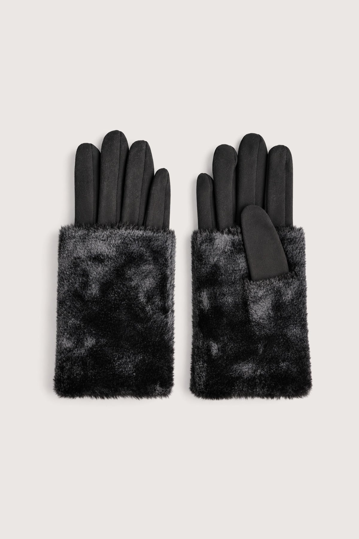 Les gants avec poignets en fausse fourrure
