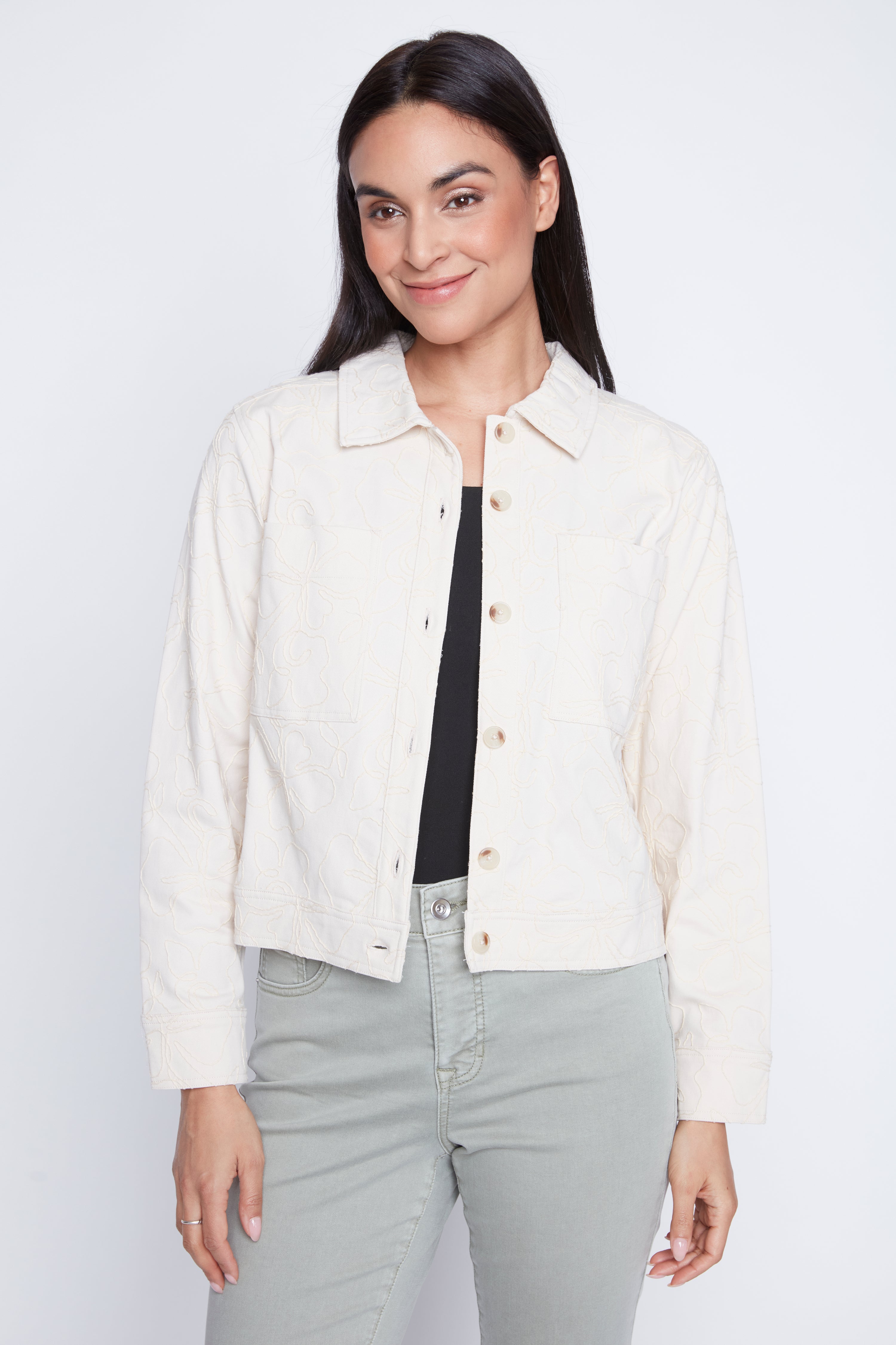 La veste en denim à broderie florale