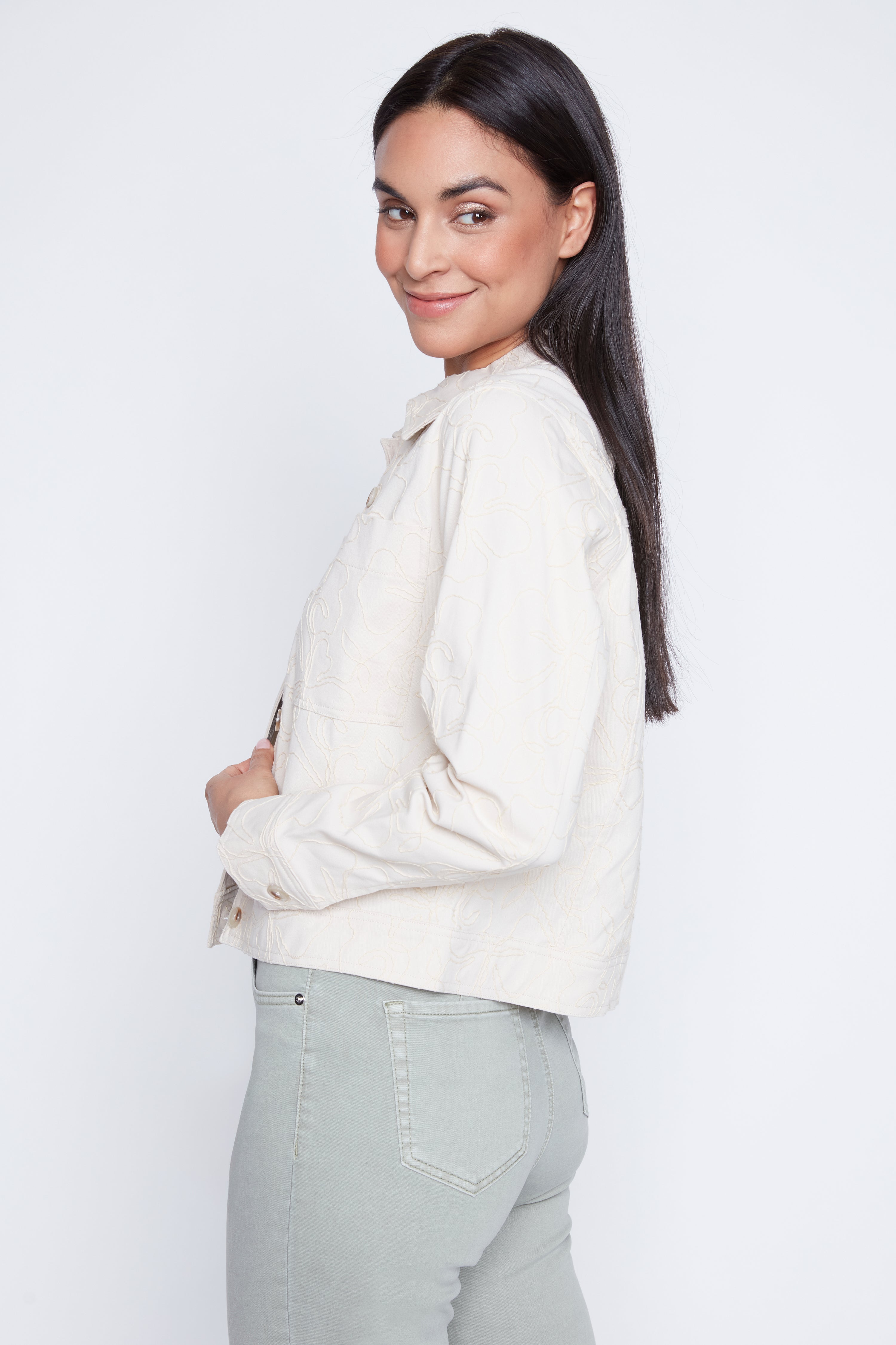 La veste en denim à broderie florale