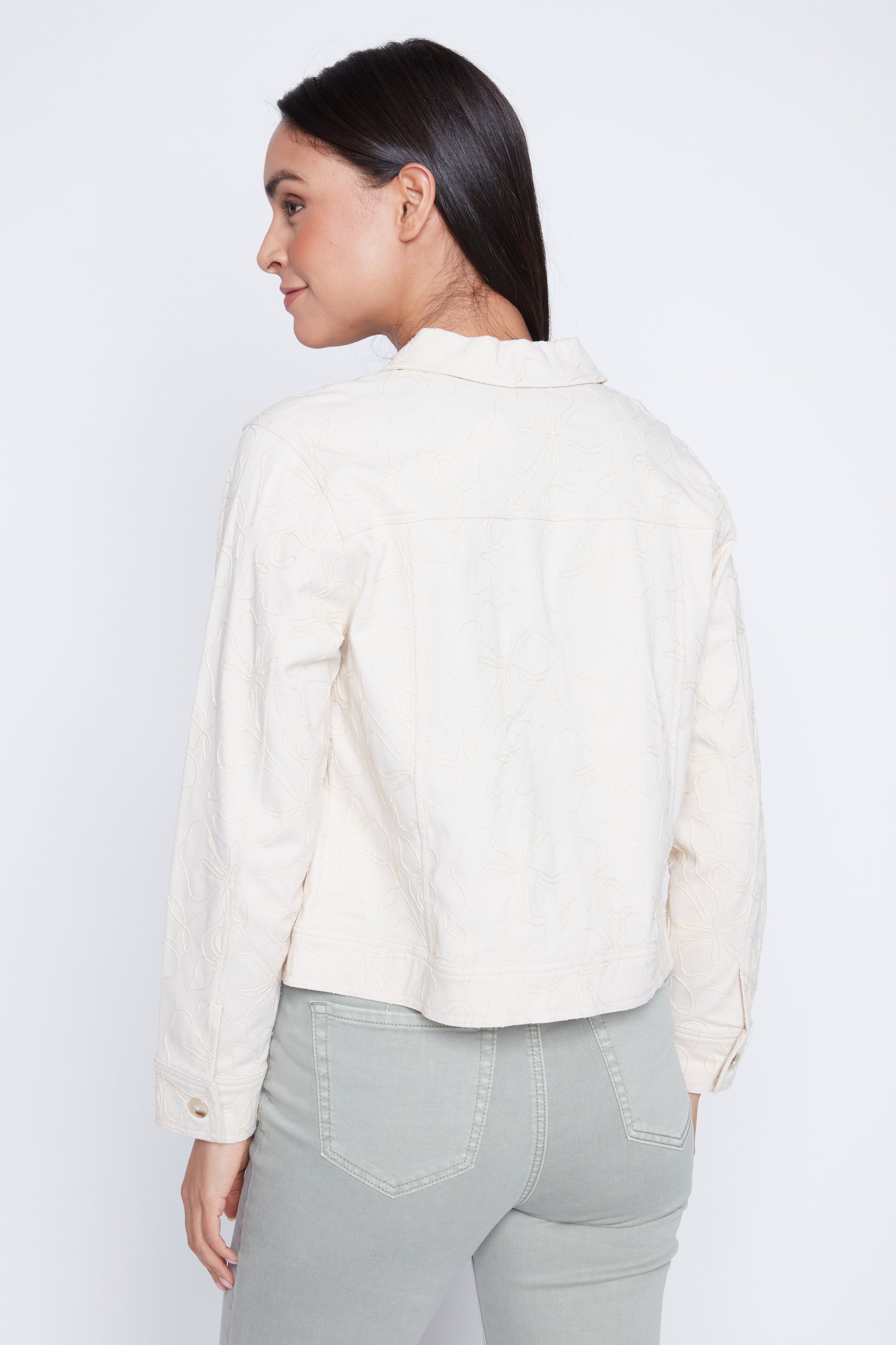 La veste en denim à broderie florale