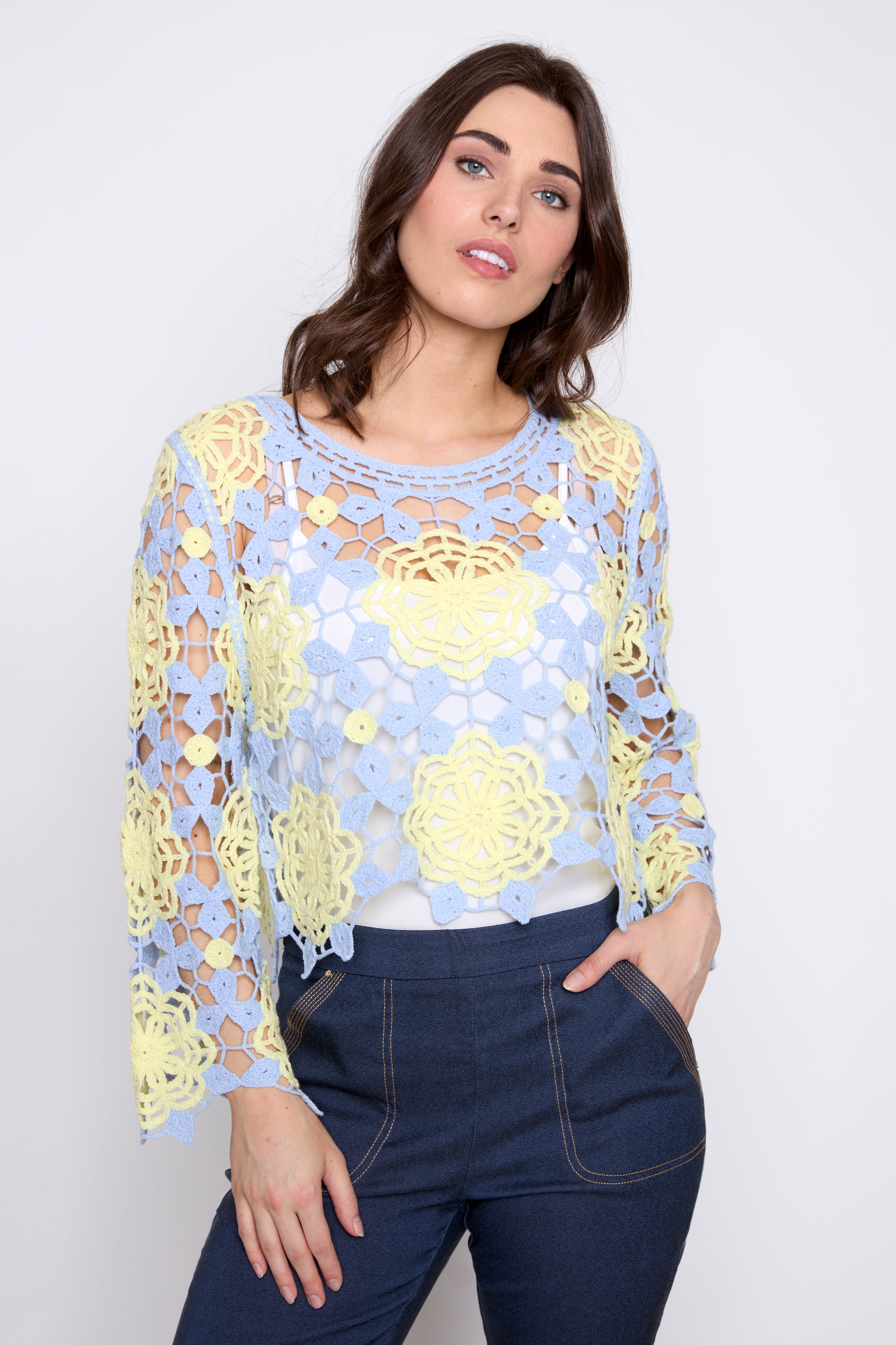 Le haut en crochet à fleurs bicolores