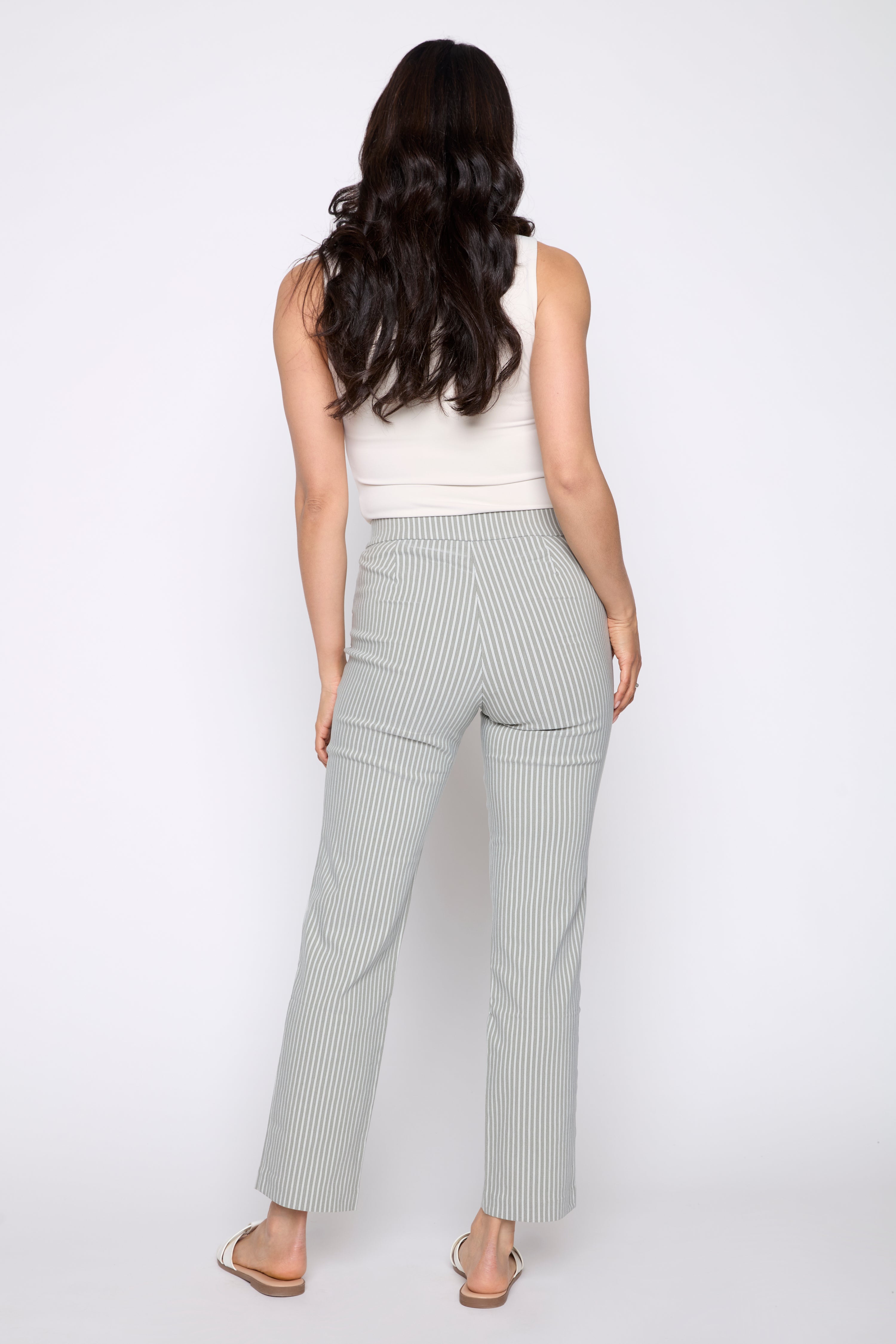Le pantalon rayé à jambe droite