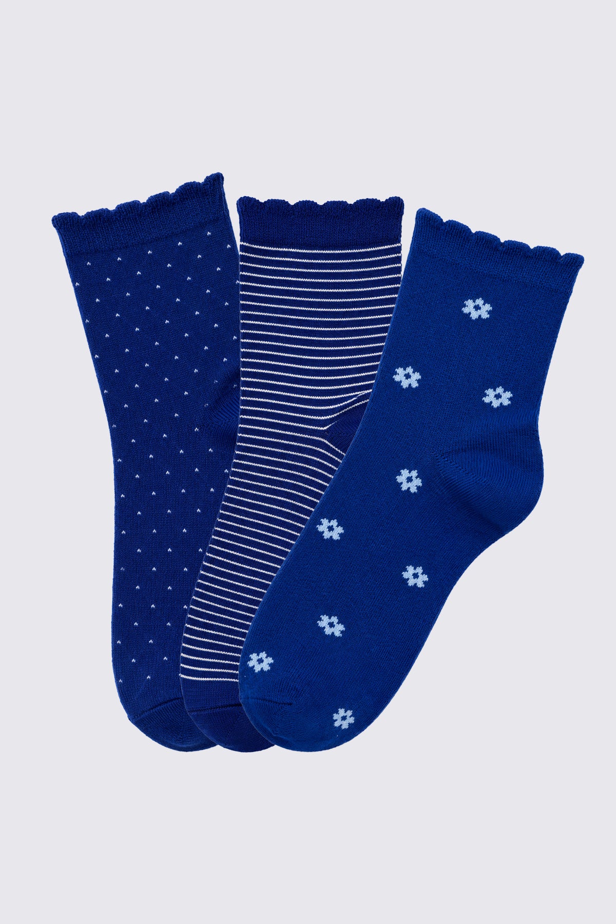 Les chaussettes assorties bleu marine à bord festonné