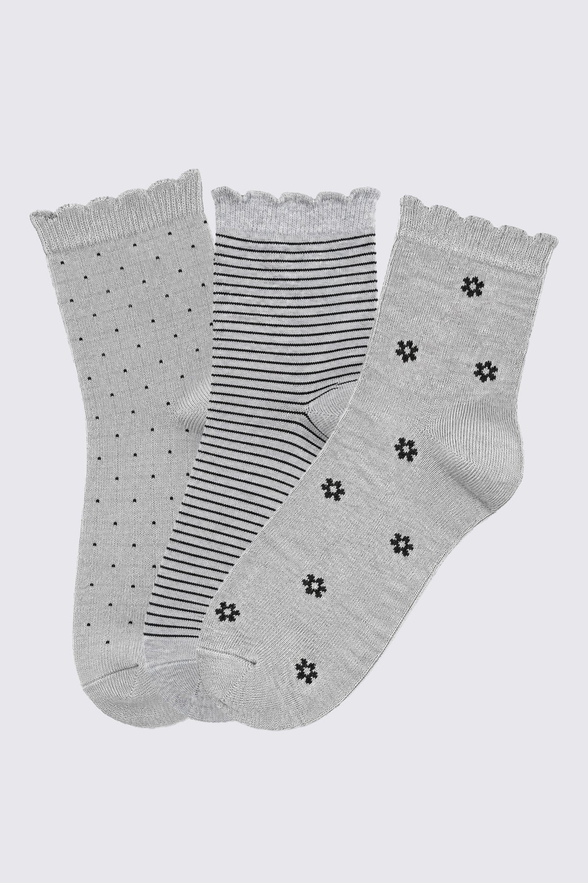 Les chaussettes grises assorties à bord festonné