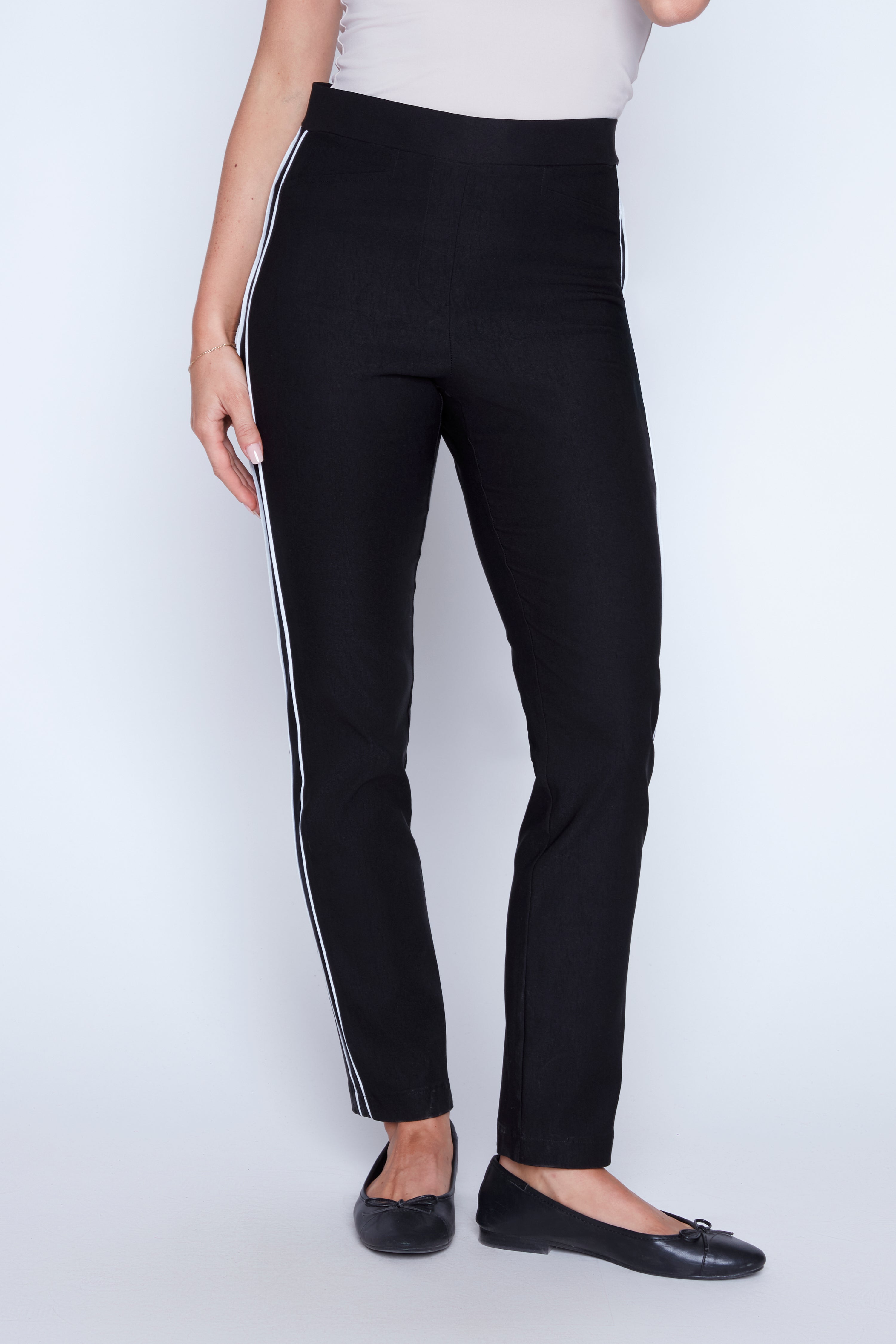 Le pantalon droit à bordure passepoilée