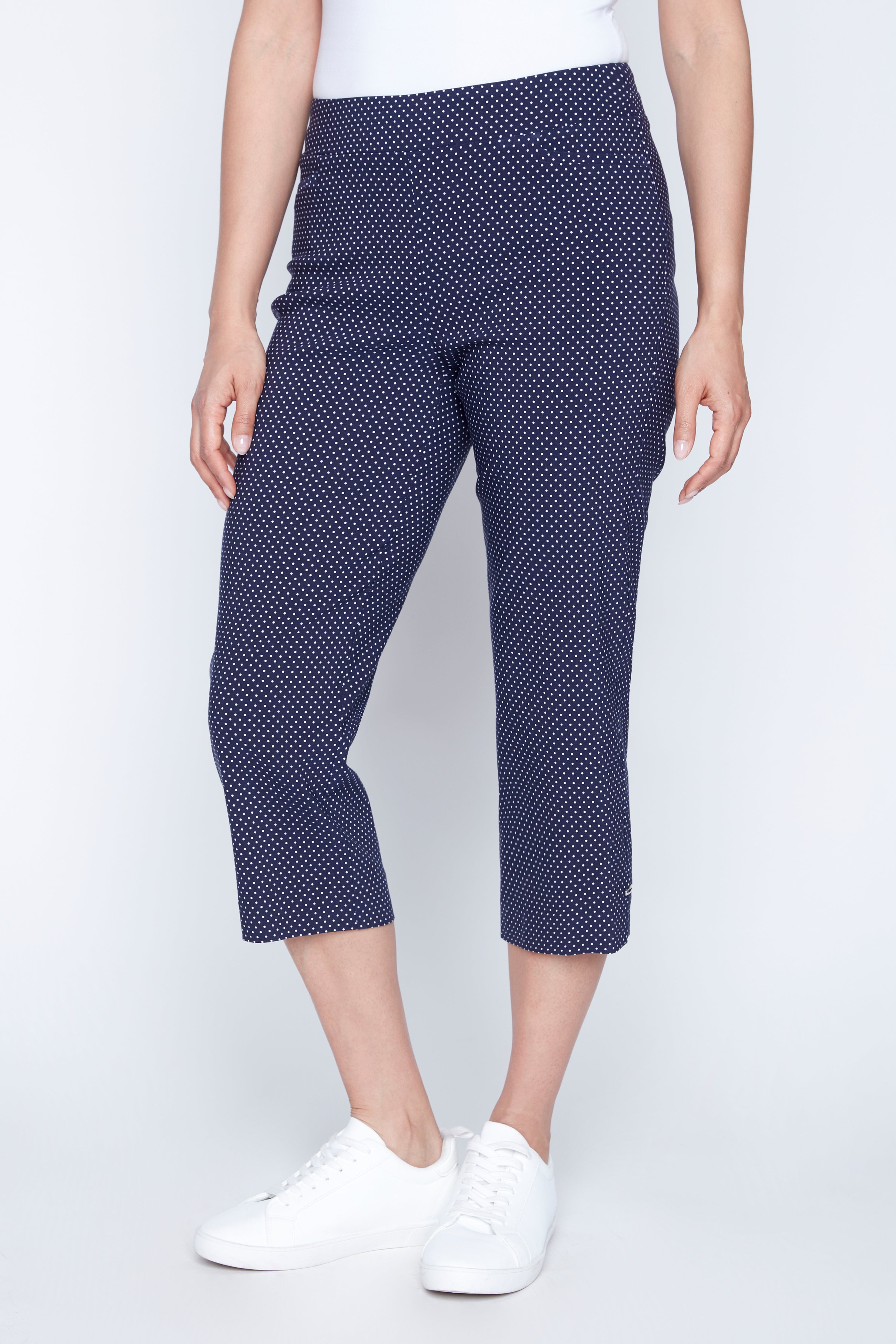 Le capri à jambes étroite à imprimé pois