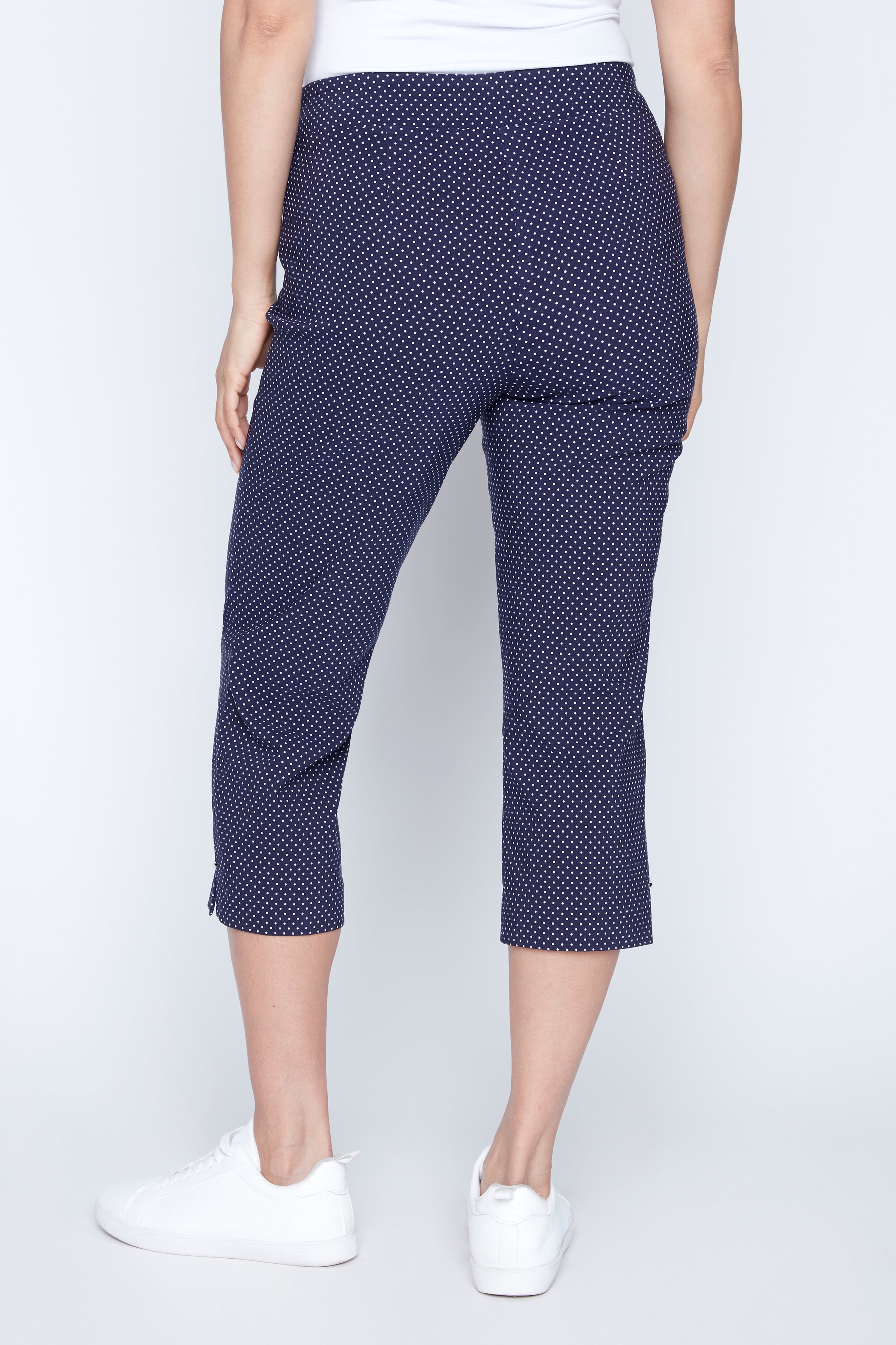 Le capri à jambes étroite à imprimé pois