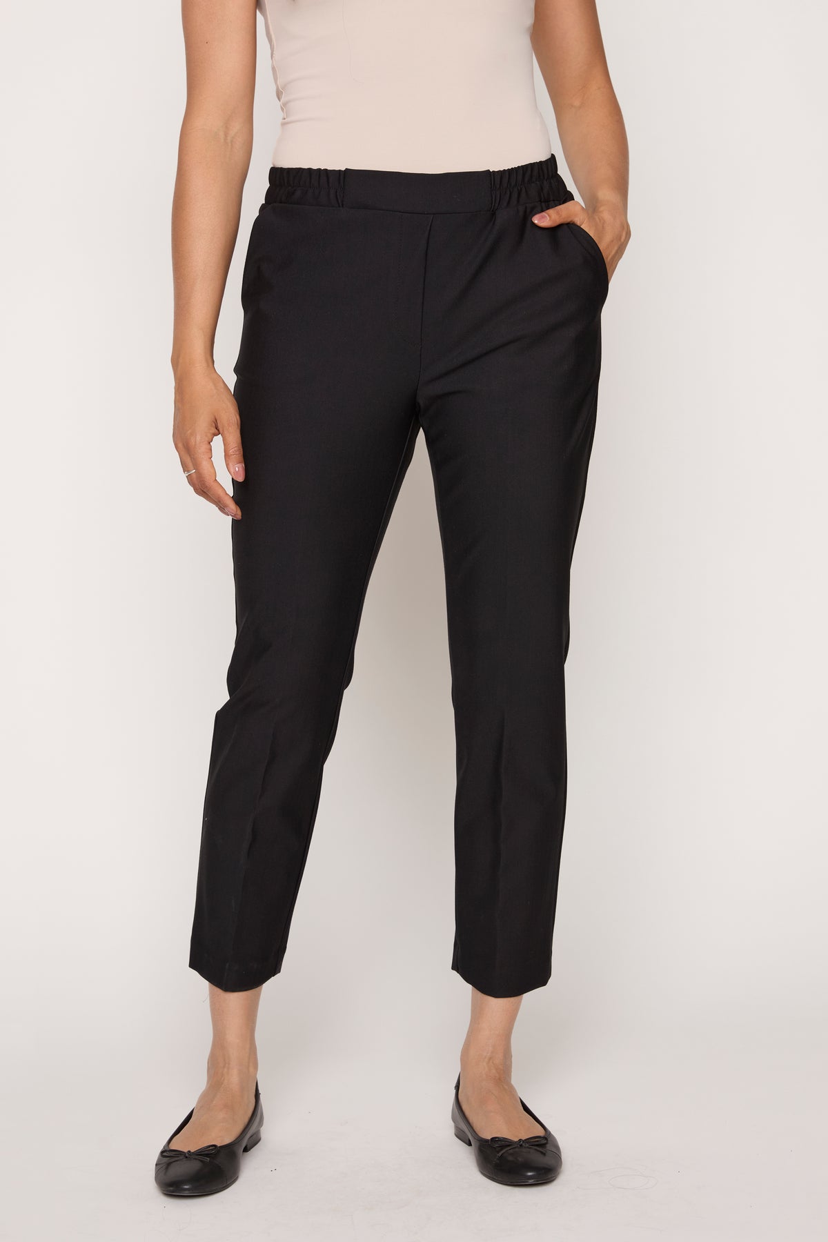 Le pantalon à enfiler avec cordon de serrage à la taille