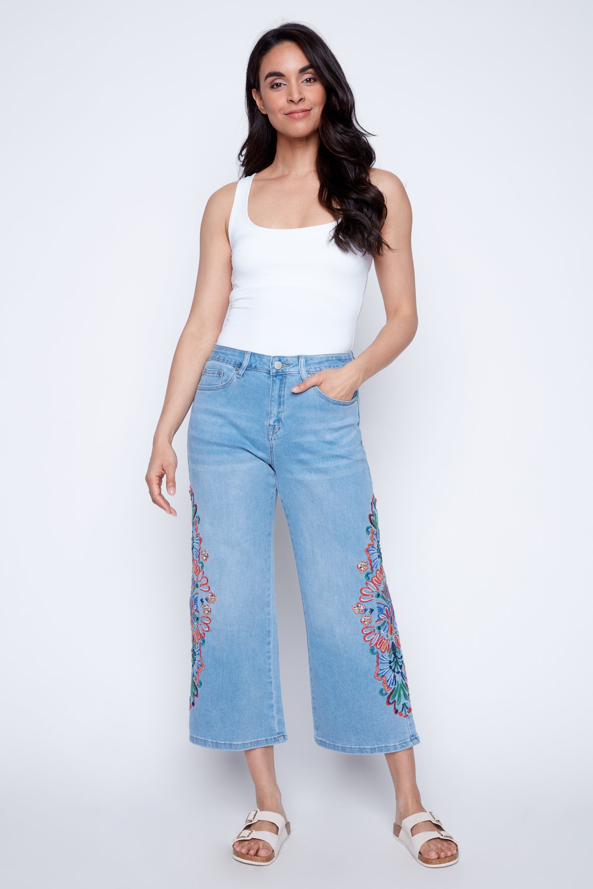 Le capri en denim brodé à jambes larges