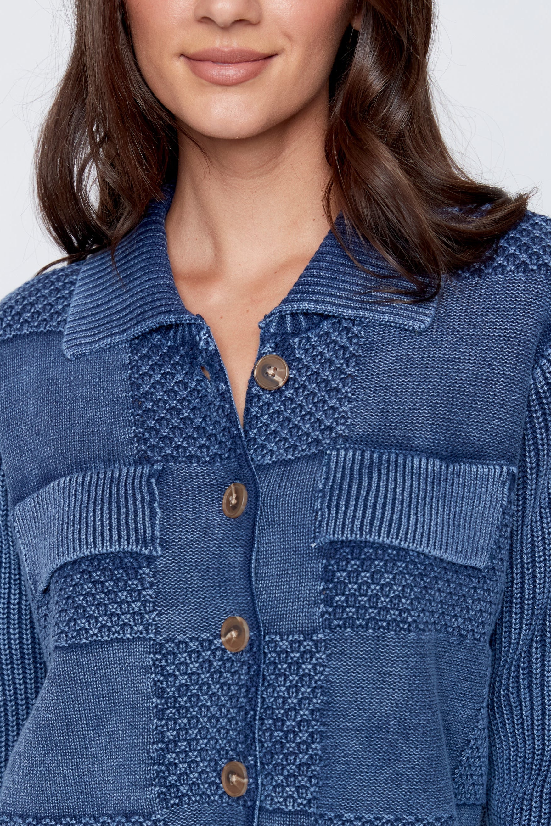 La veste en coton boutonnée sur le devant
