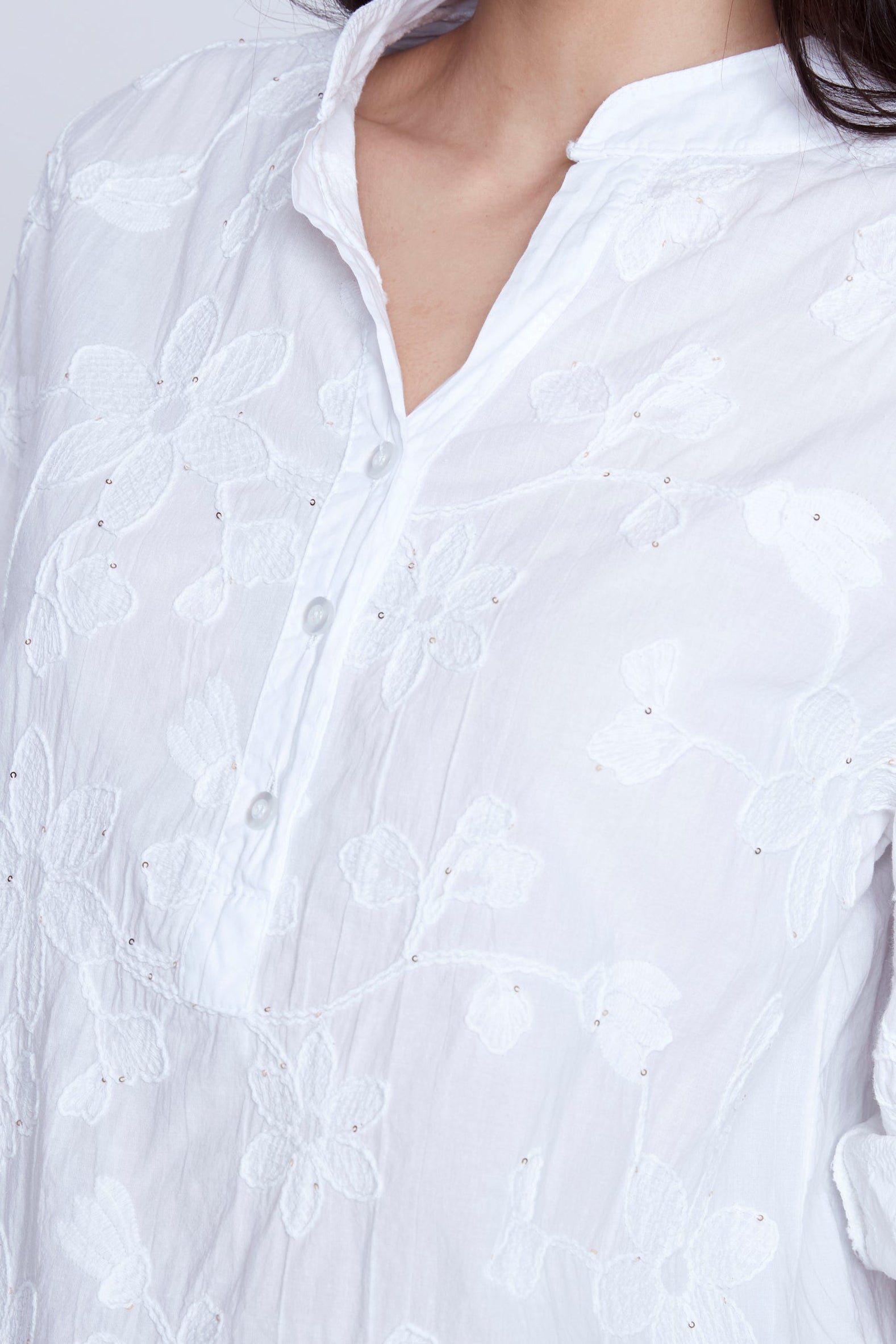 La blouse blanche en coton brodé