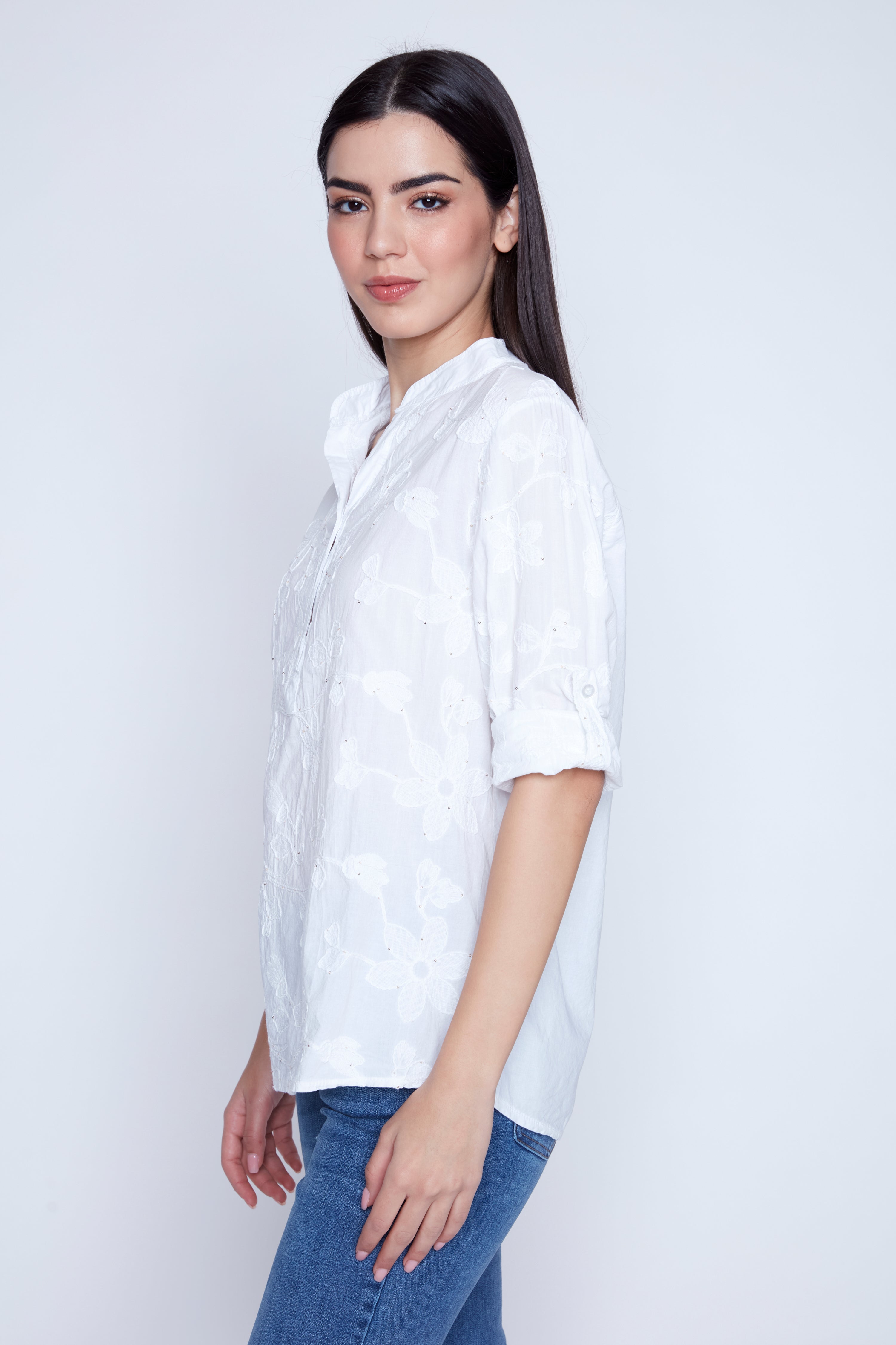 La blouse blanche en coton brodé