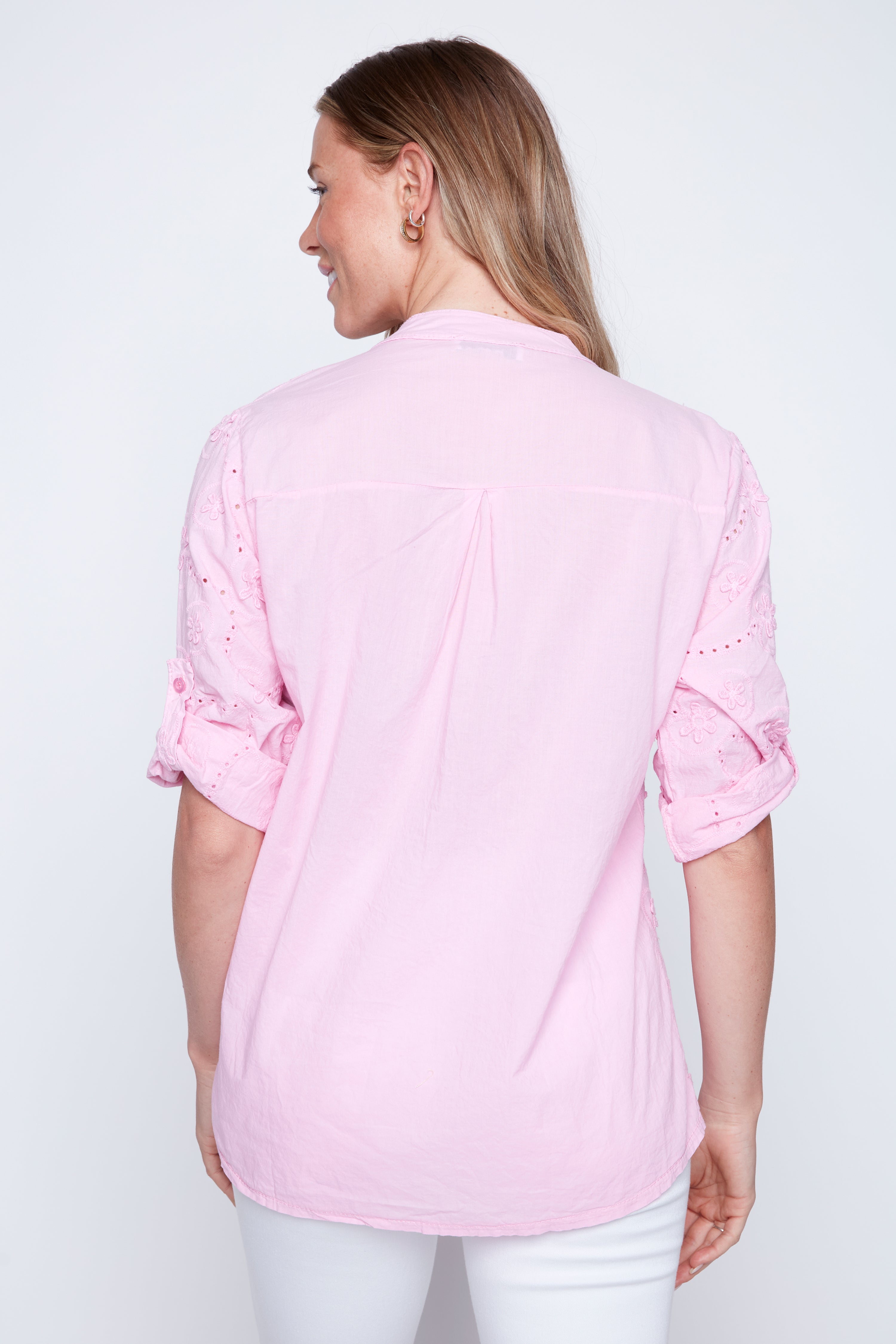 La blouse rose en coton brodé