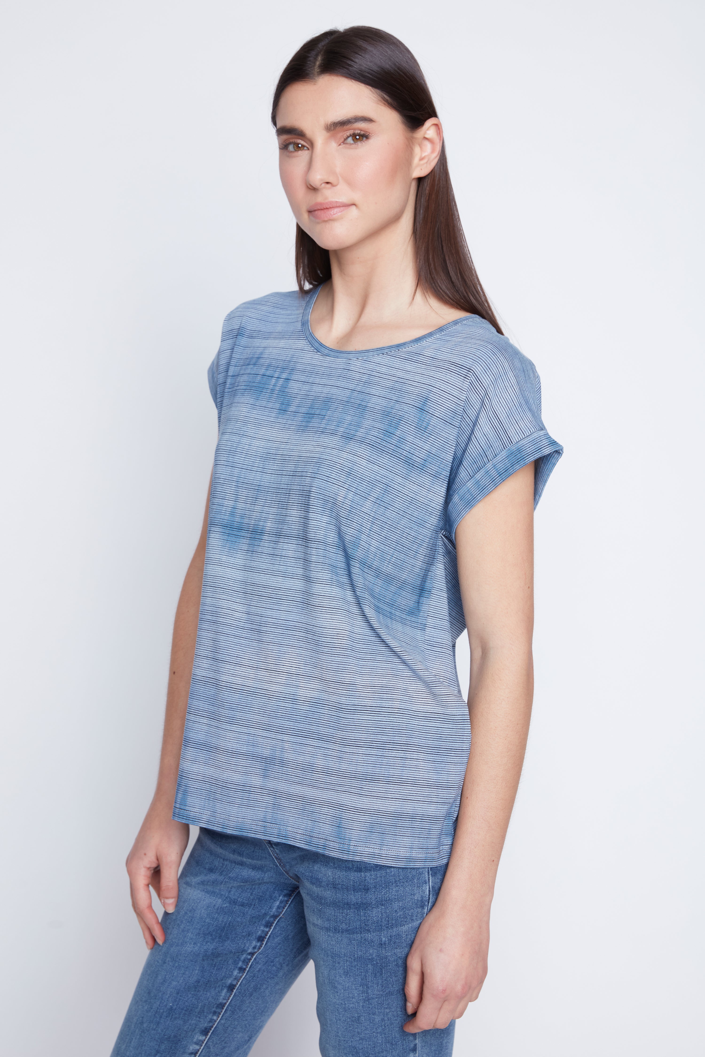 Le haut en maille à rayures tie-dye