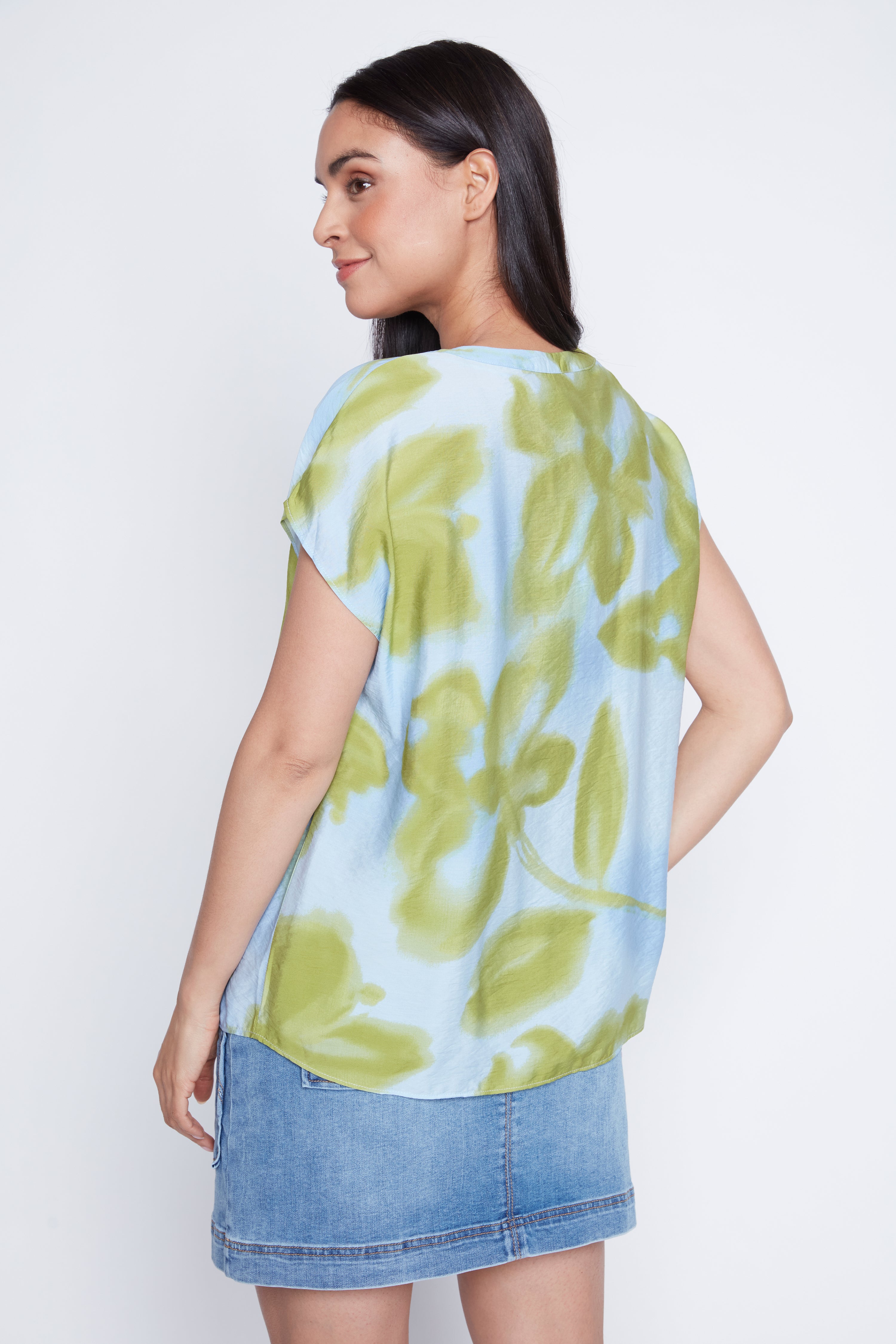 Le haut en crêpe à motif floral