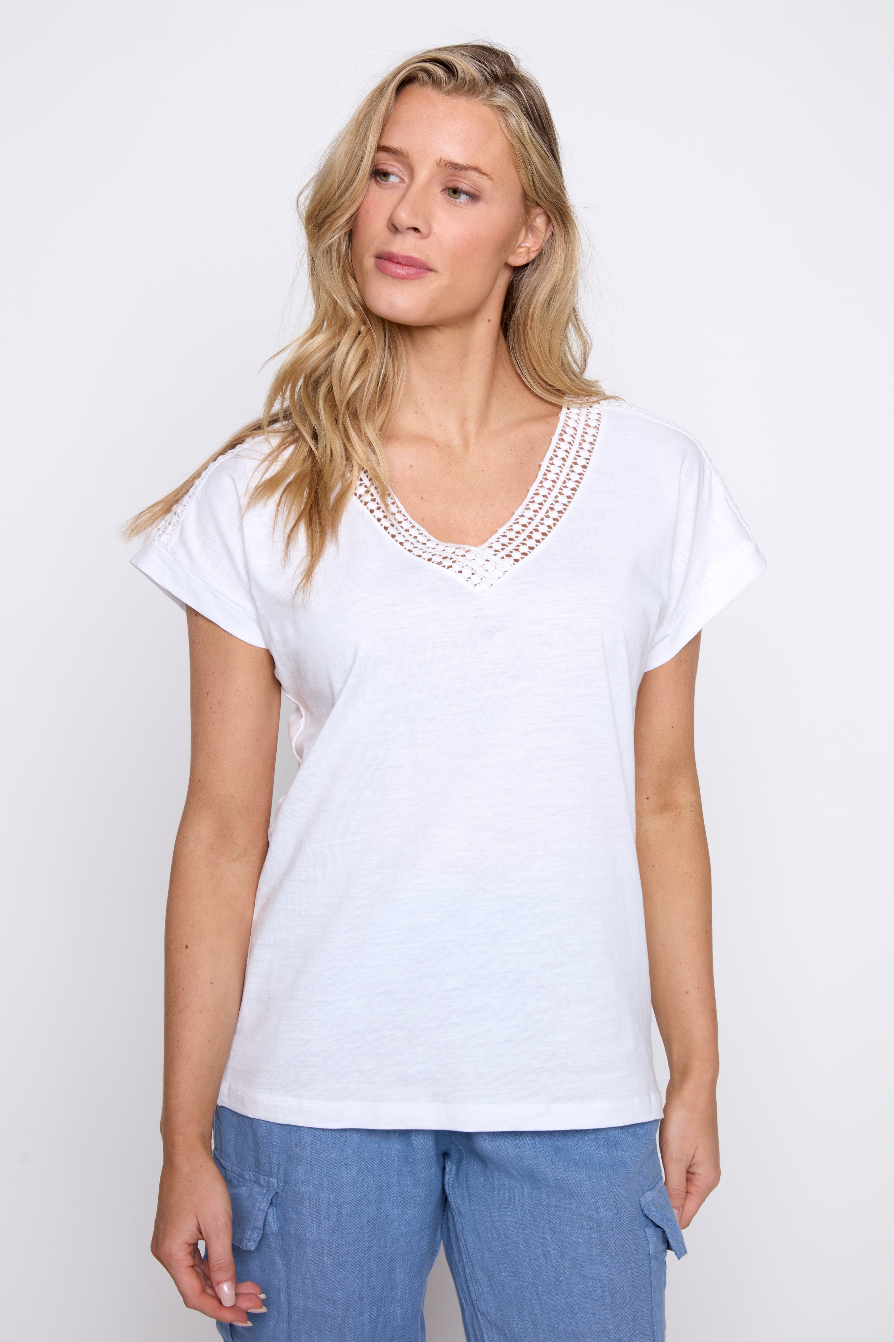 Le T-shirt en coton avec bordure en crochet