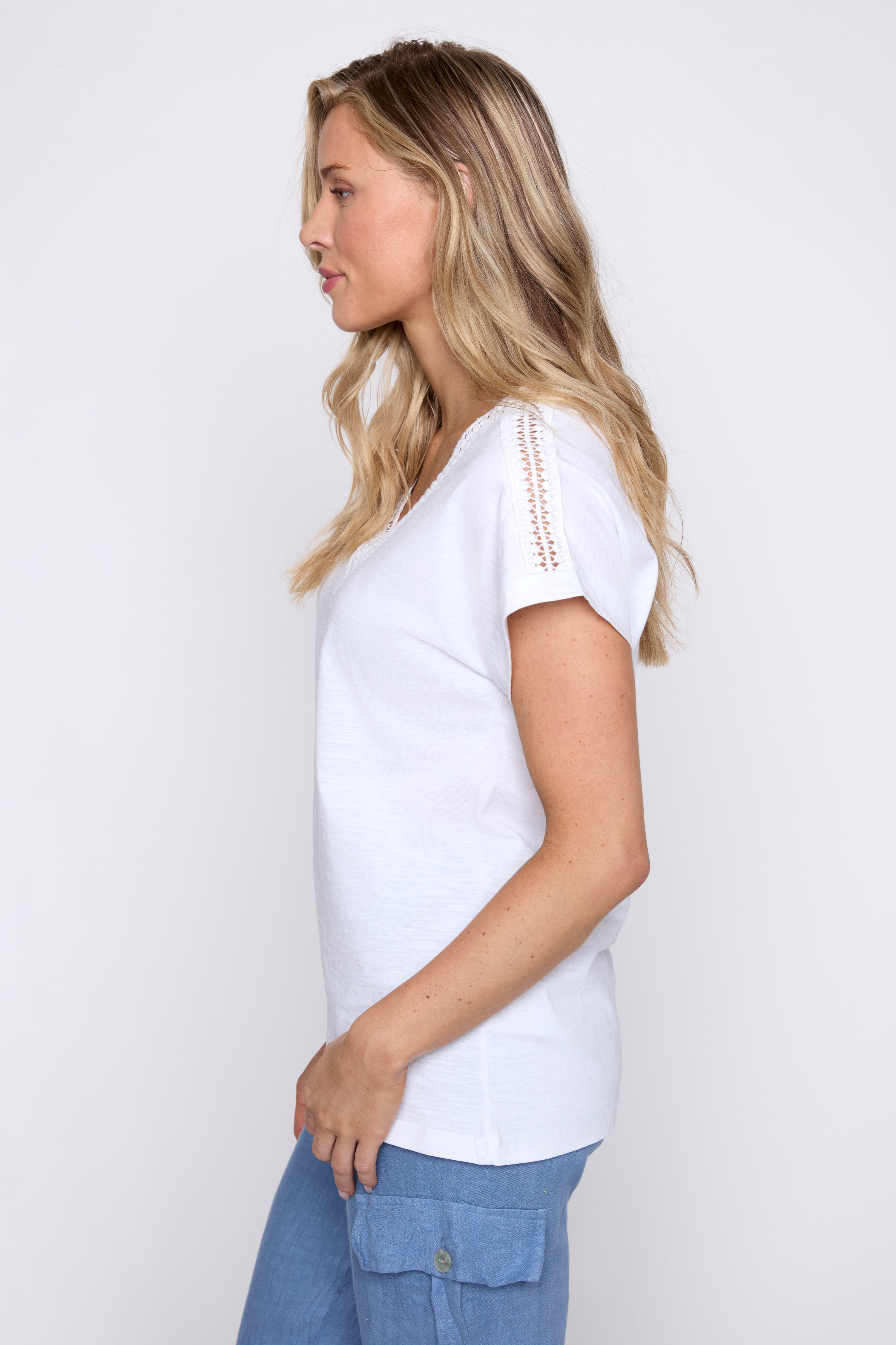 Le T-shirt en coton avec bordure en crochet