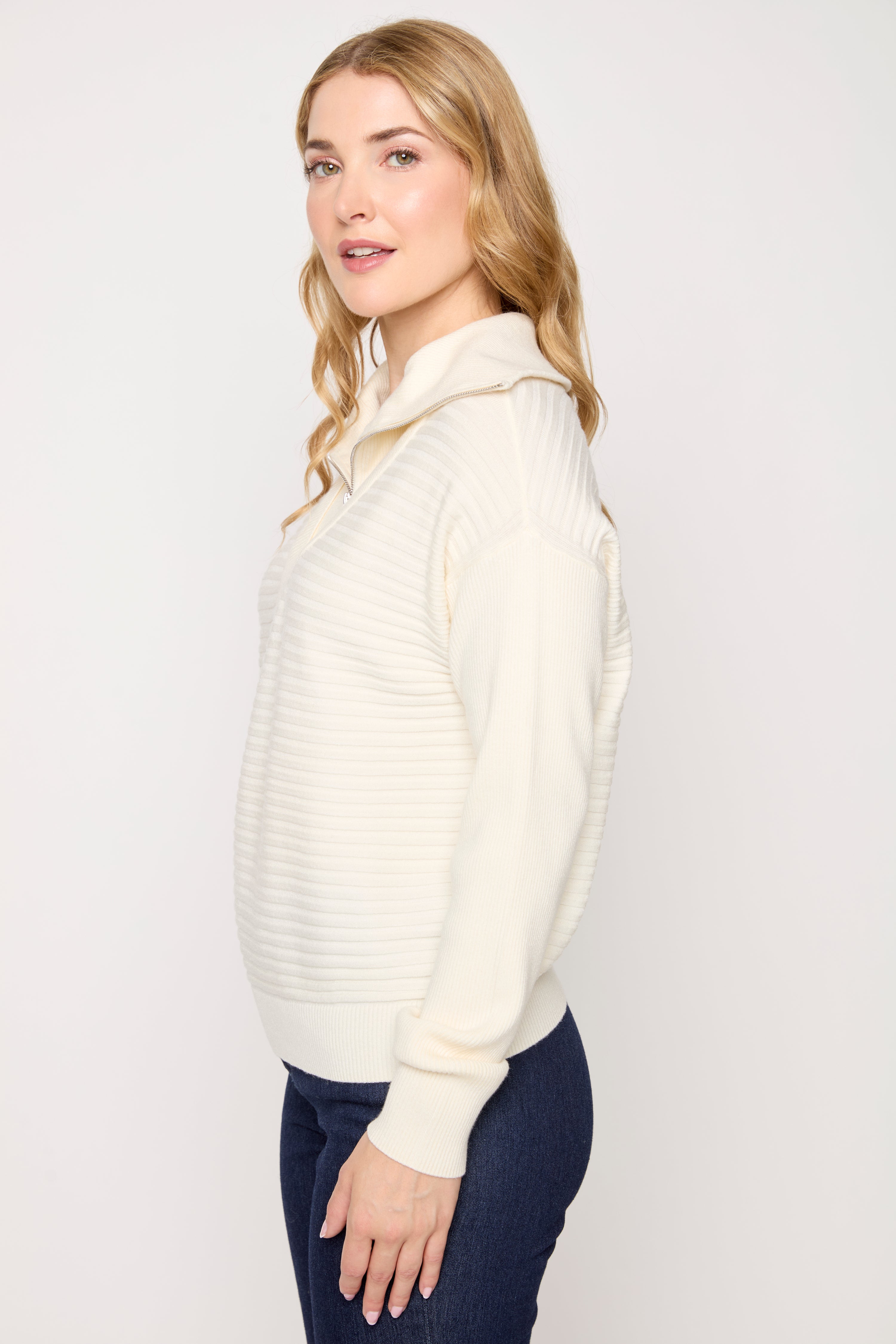 Le pull à encolure en V avec fermeture à glissière