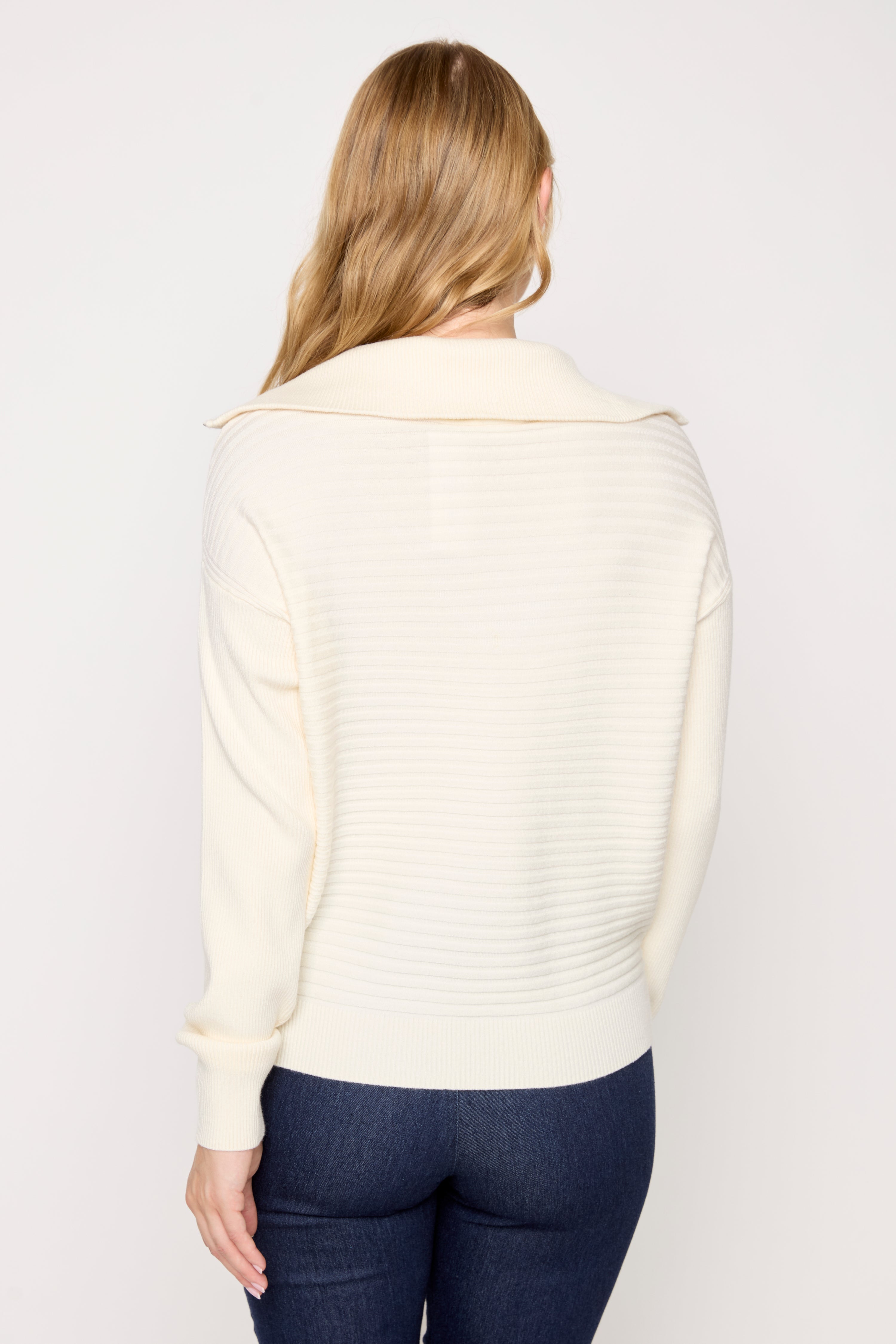 Le pull à encolure en V avec fermeture à glissière