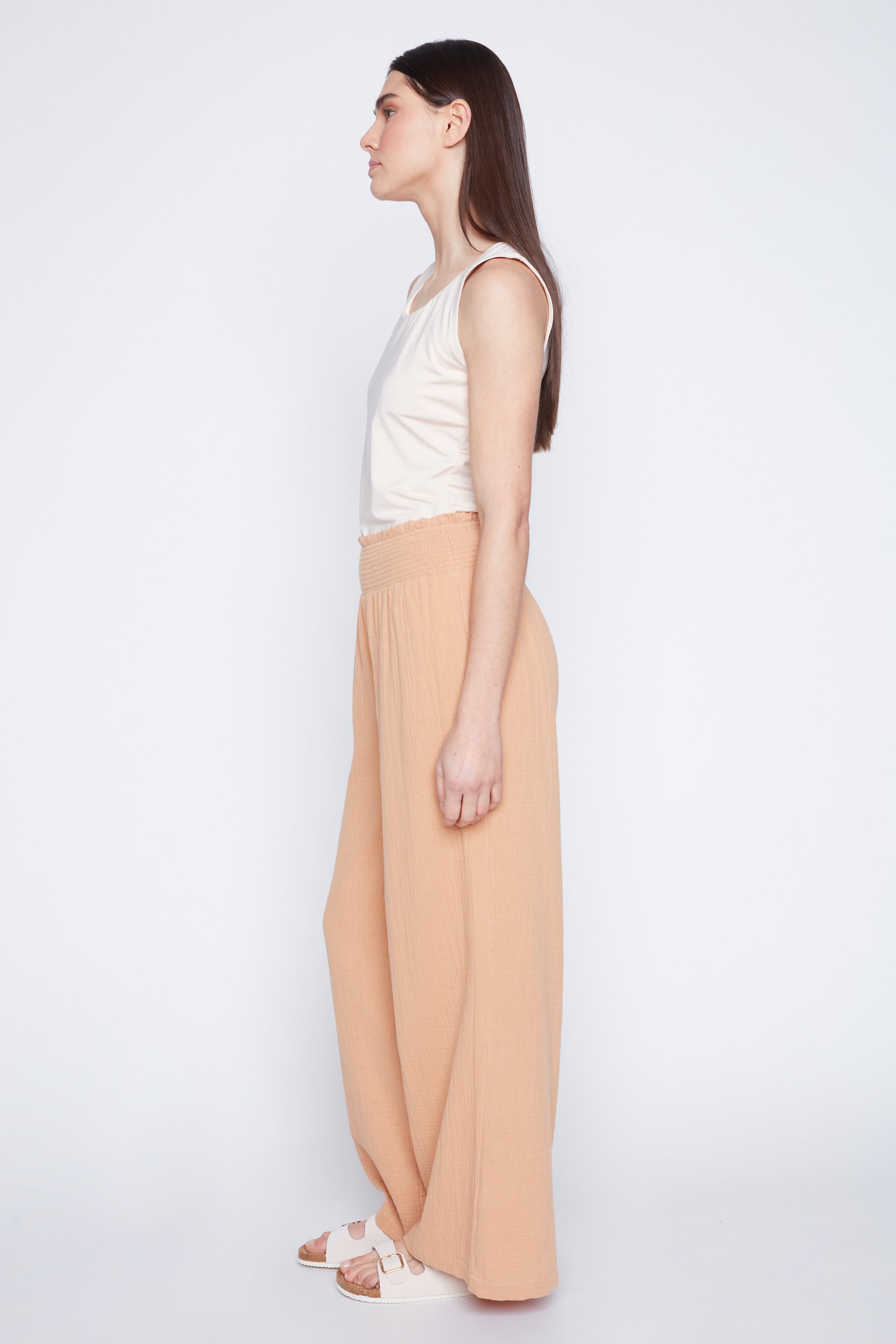 Le pantalon à jambe large en coton froissé