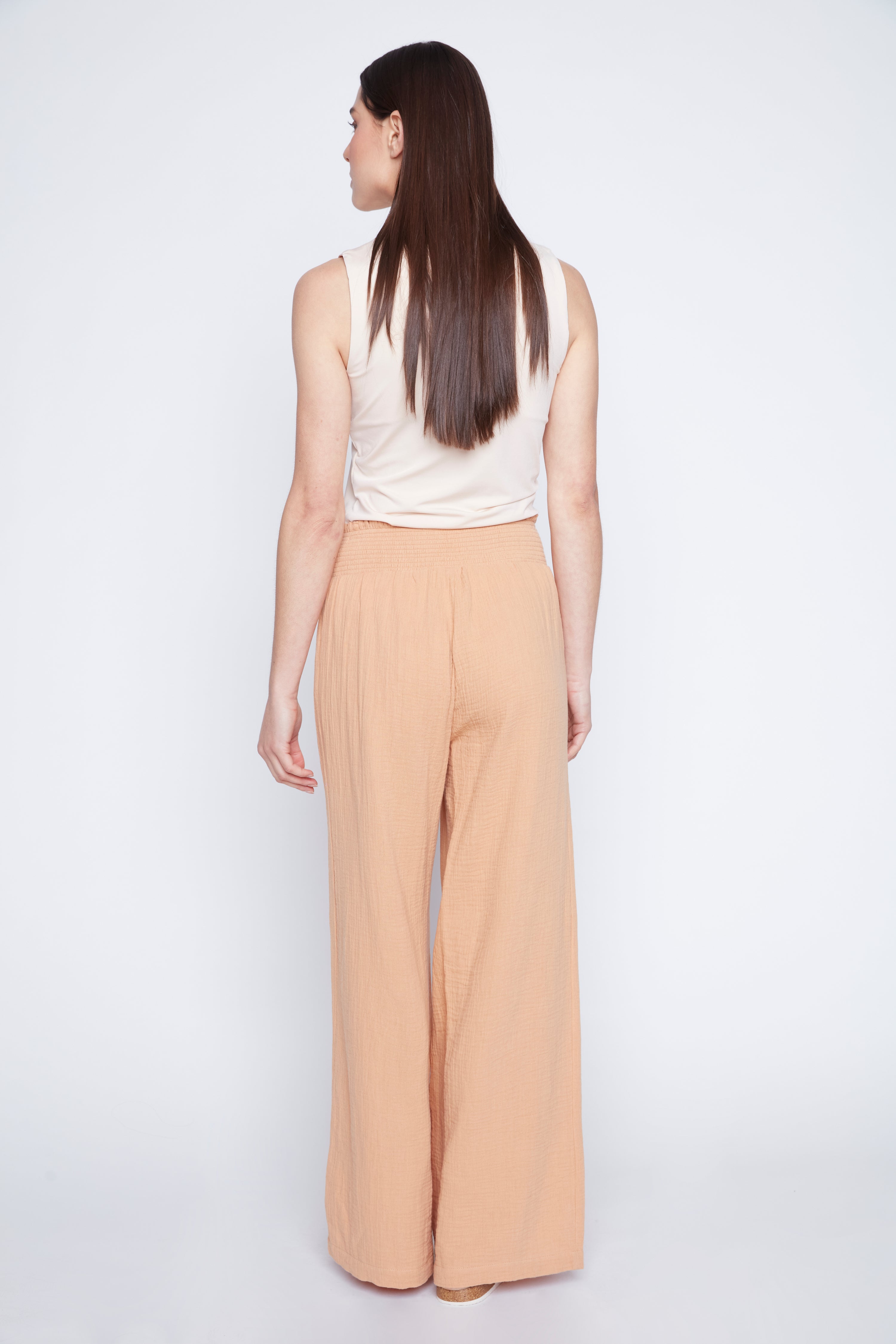 Le pantalon à jambe large en coton froissé