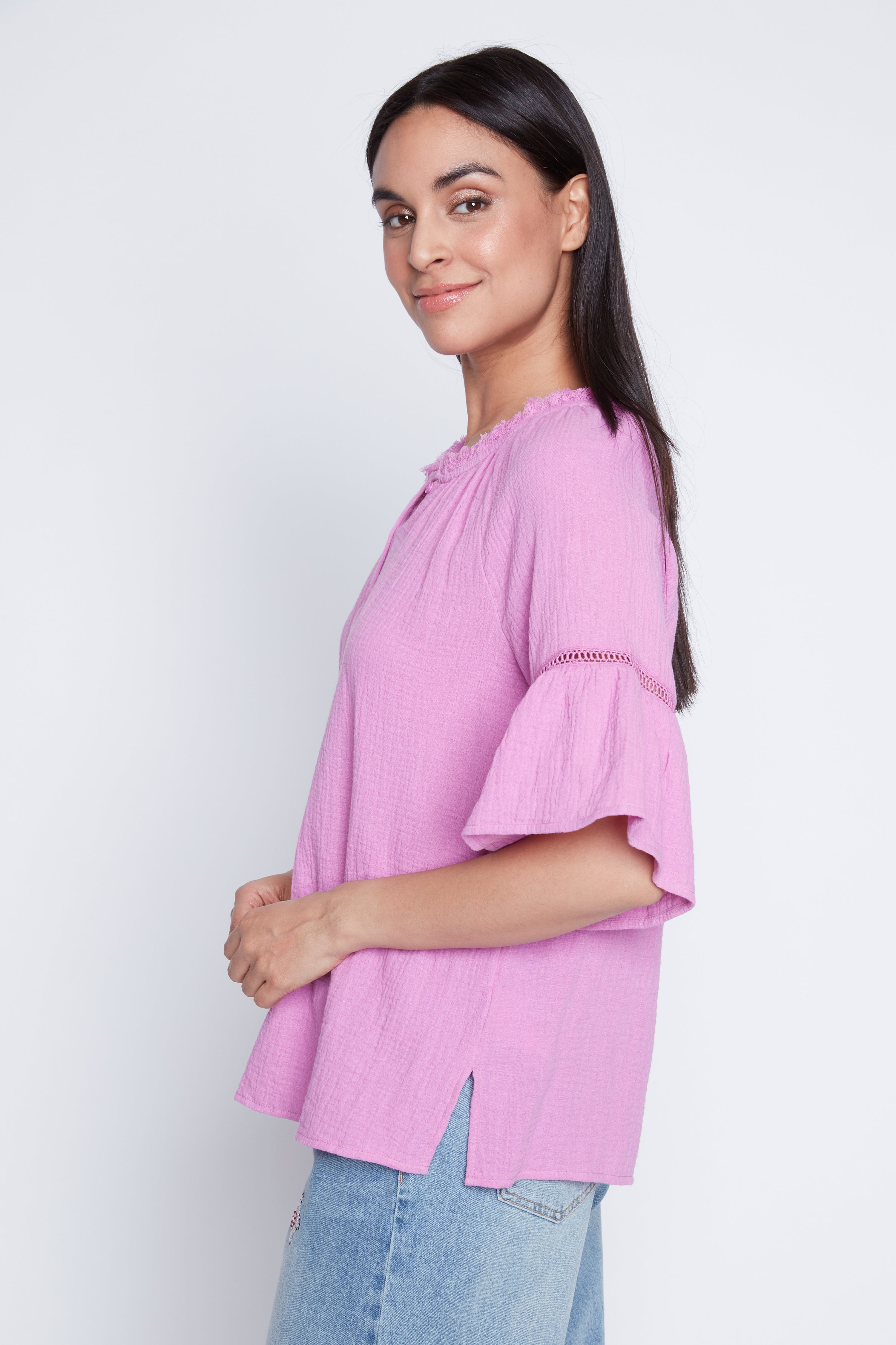 Le haut en coton froissé à manches papillon