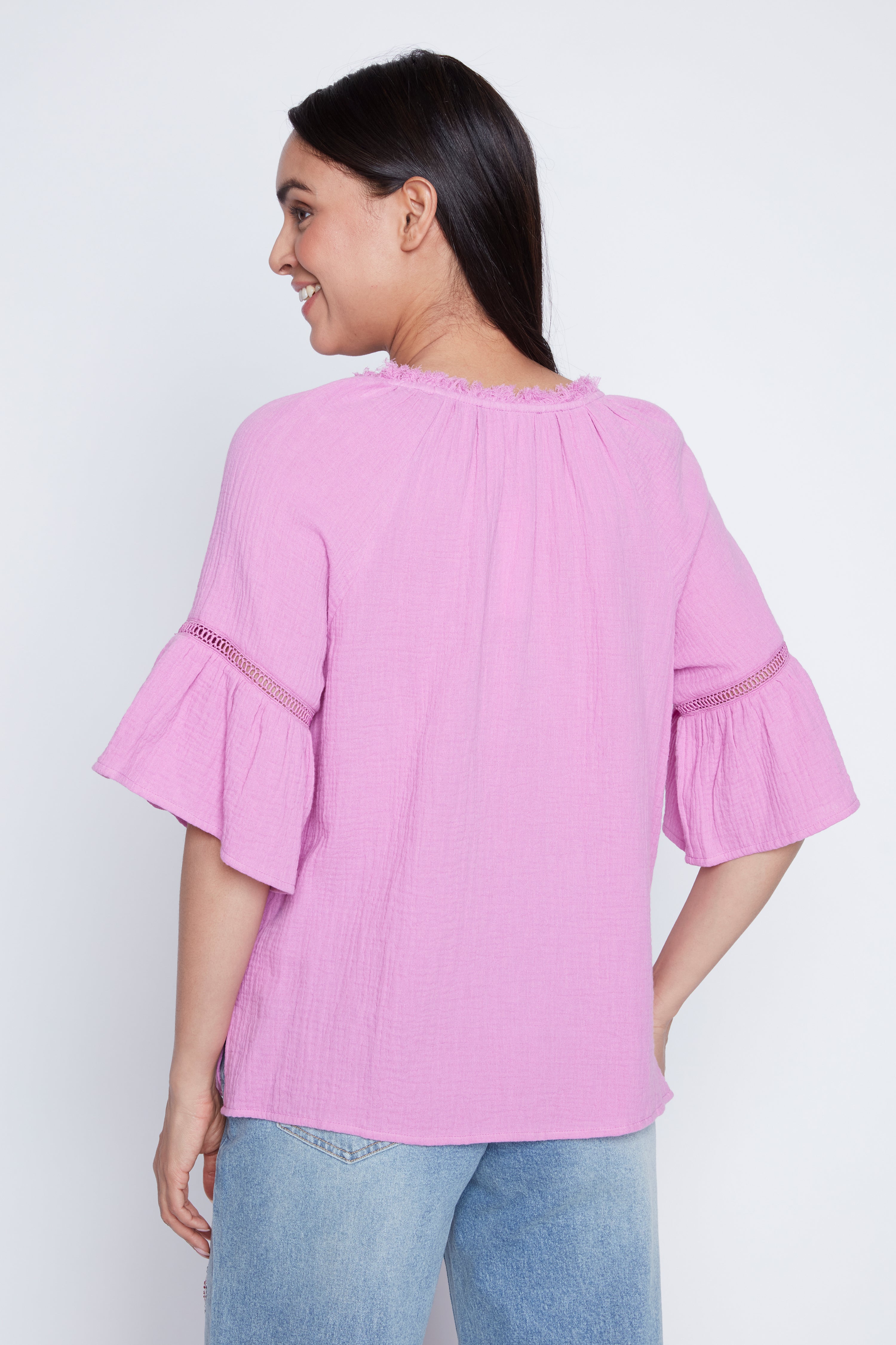 Le haut en coton froissé à manches papillon