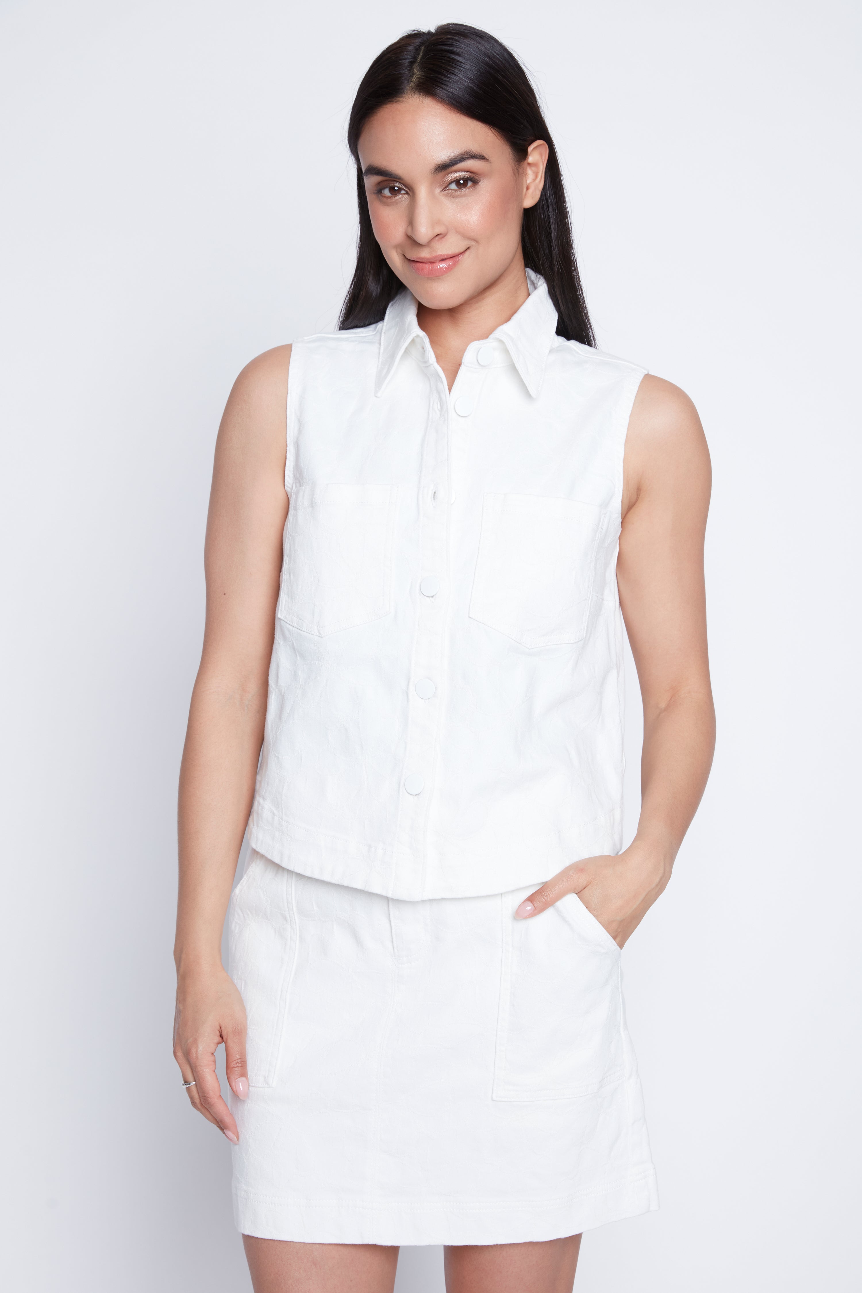 Le gilet en denim à broderie florale