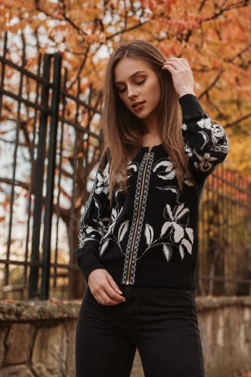 Le cardigan zippé en jacquard floral