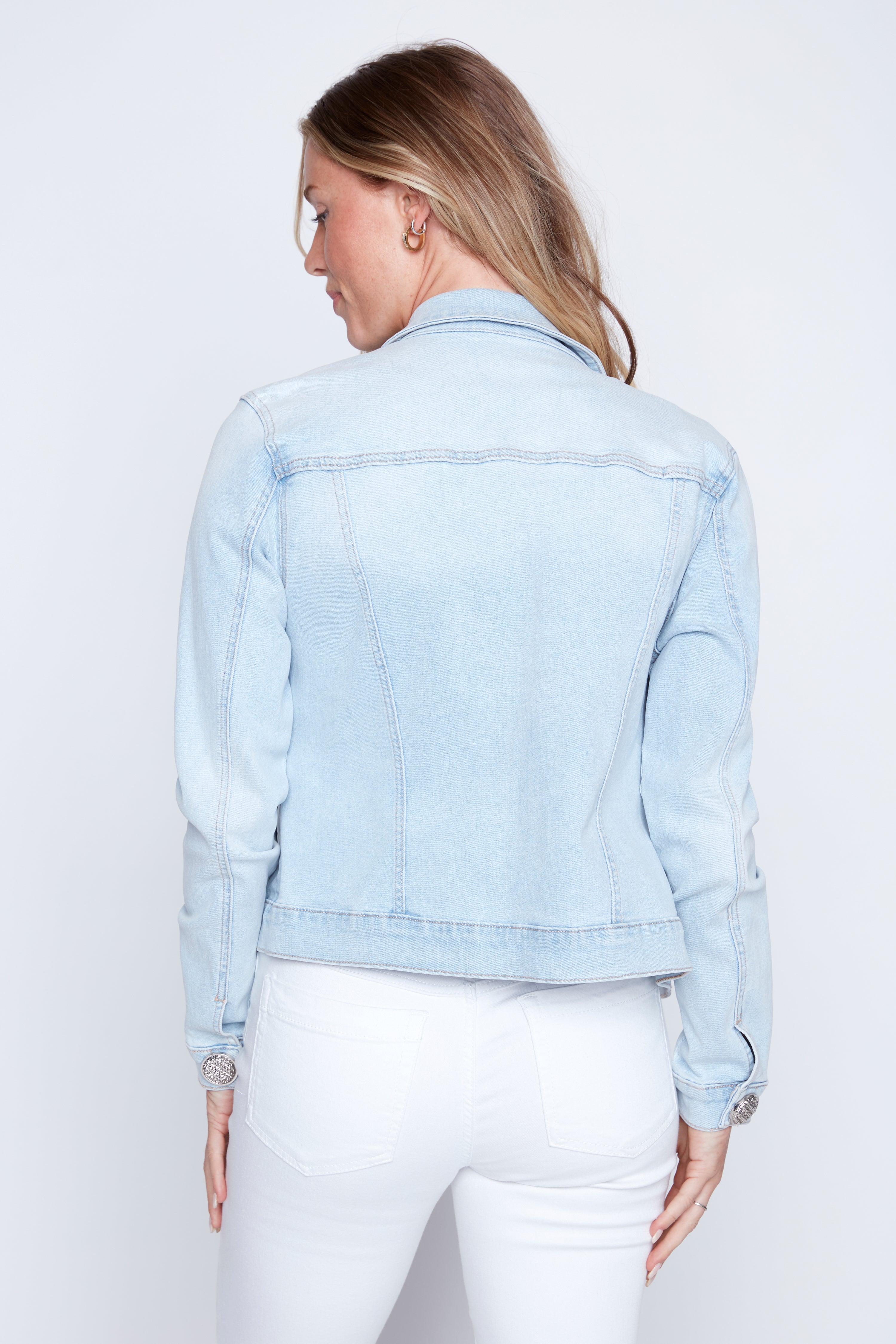 La veste en denim à boutons dorés