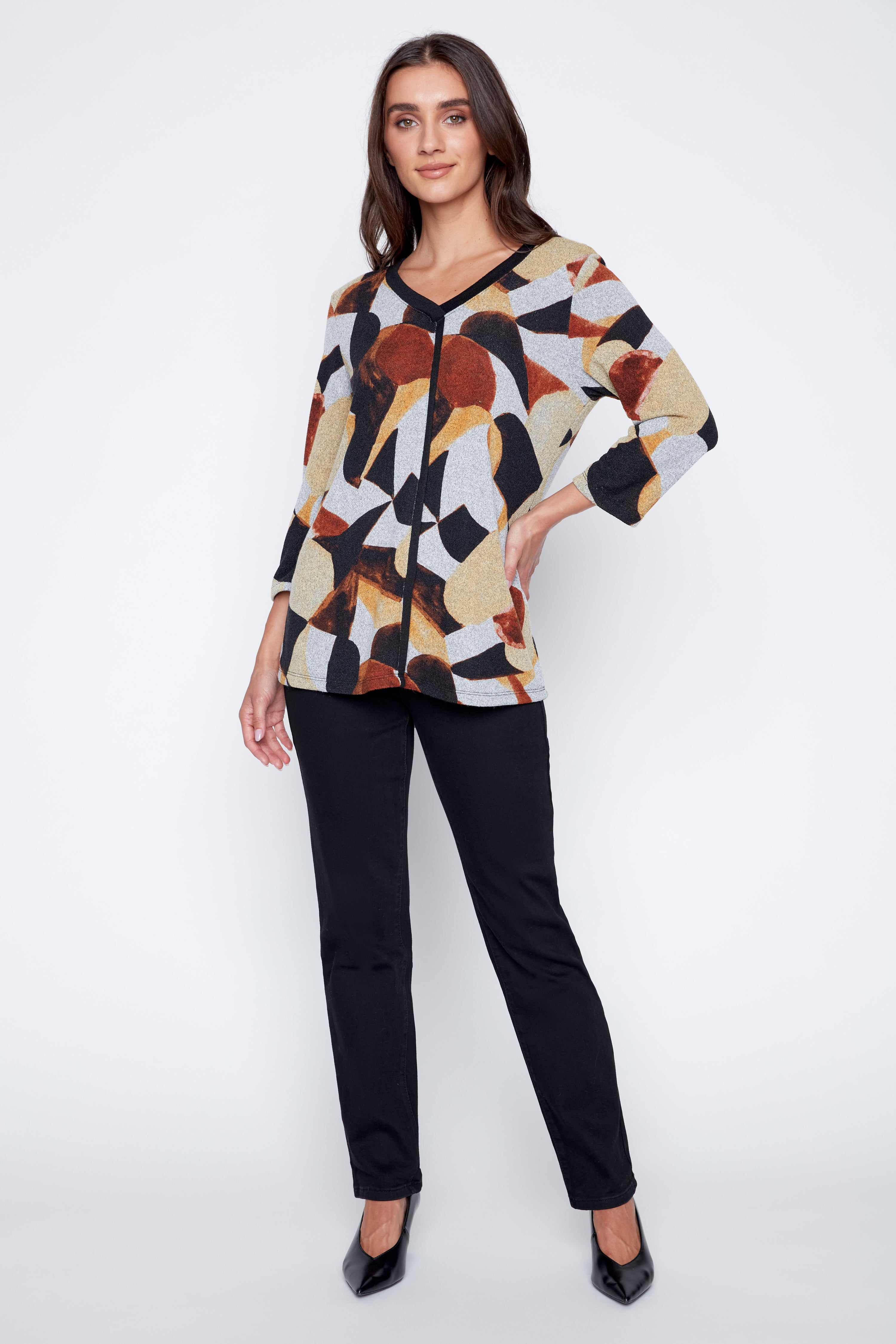 Le haut en tricot à motif abstrait