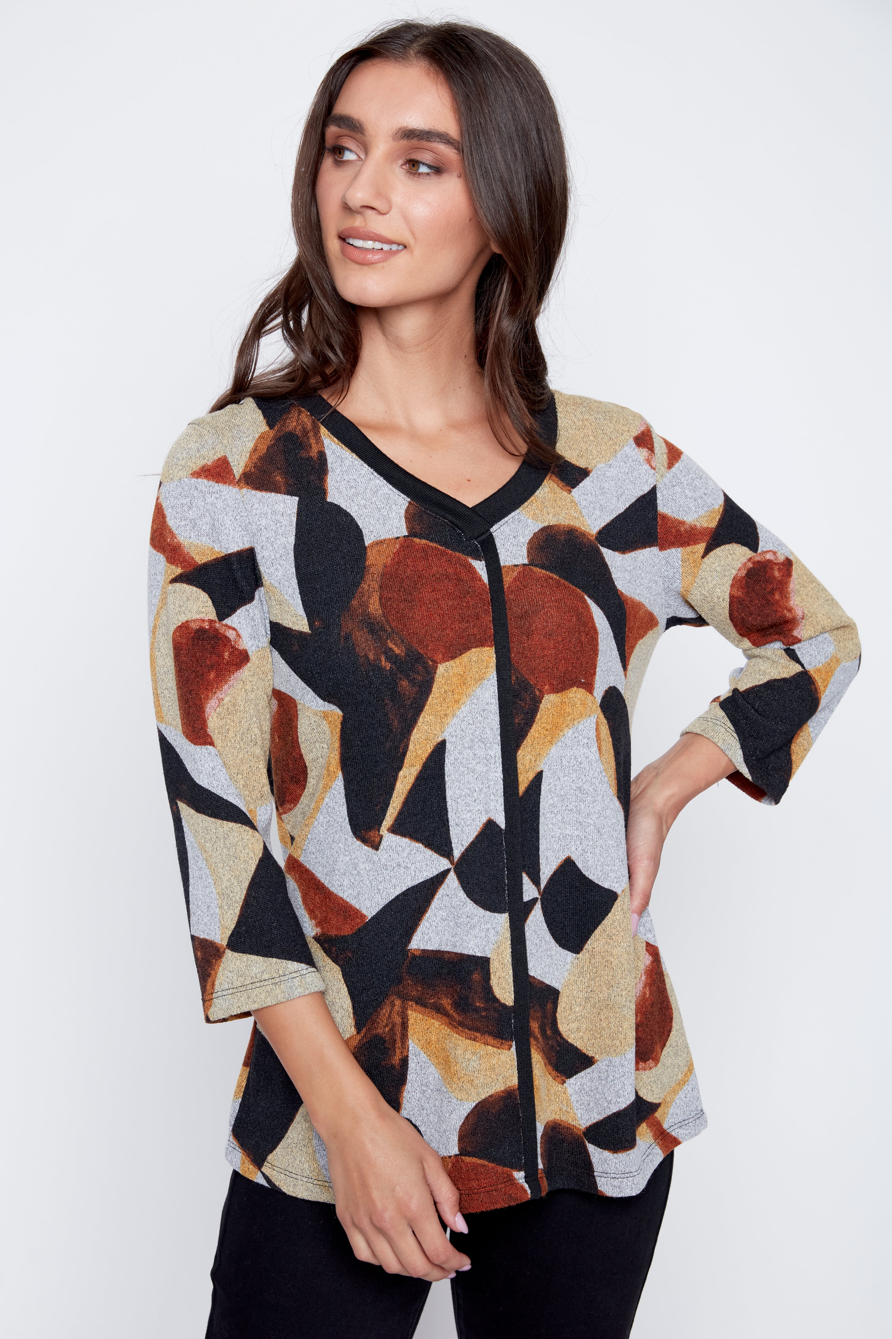 Le haut en tricot à motif abstrait