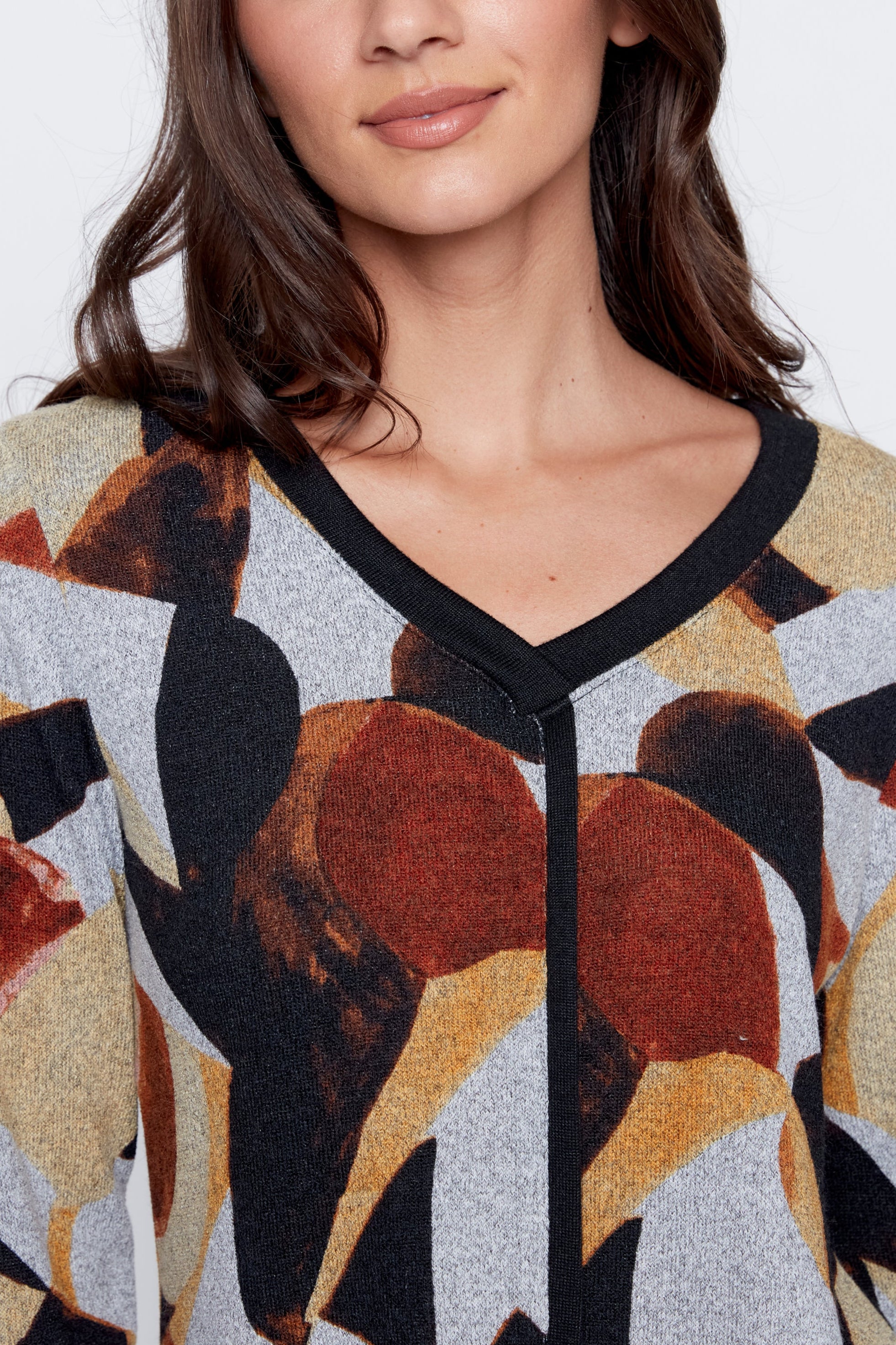 Le haut en tricot à motif abstrait