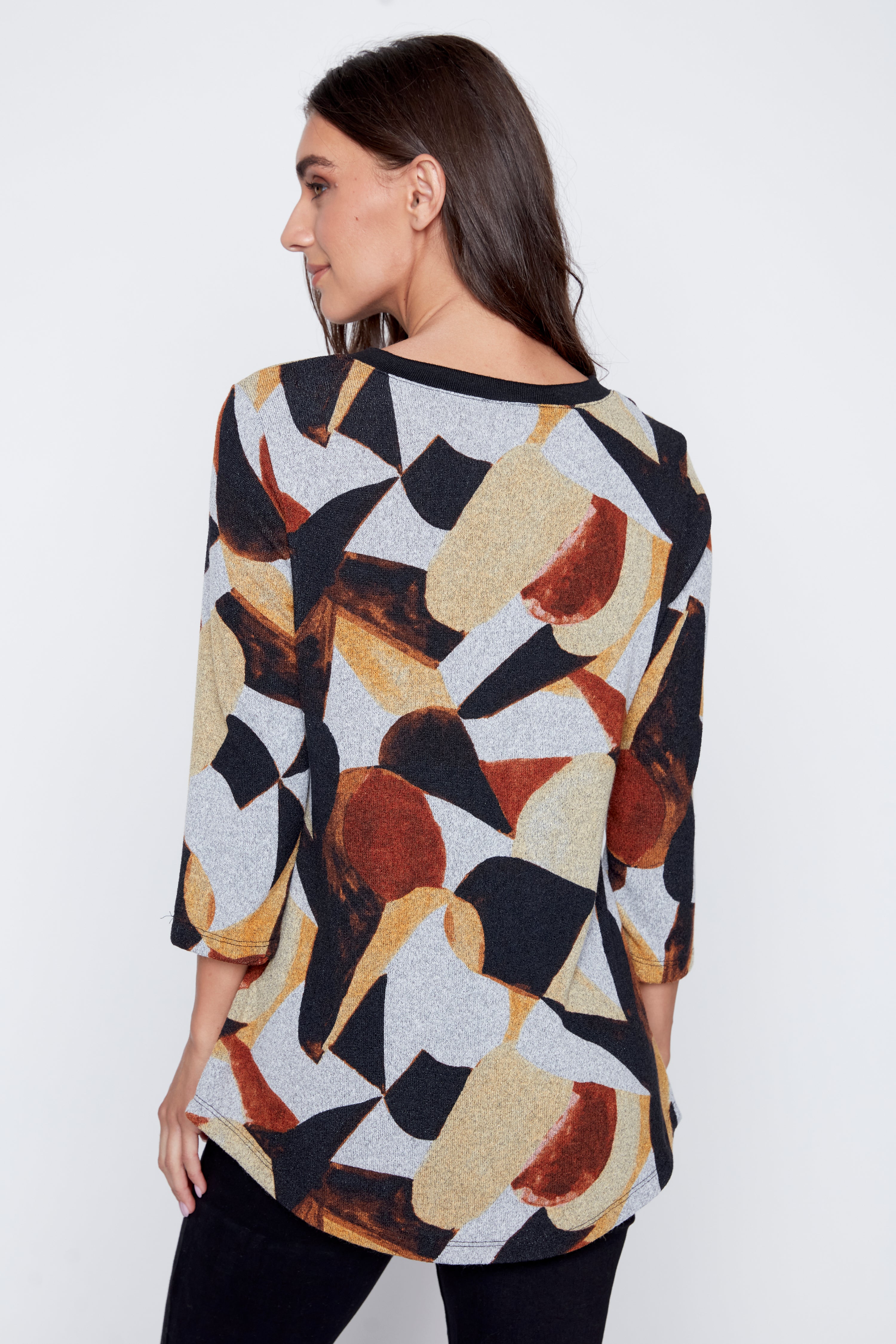 Le haut en tricot à motif abstrait