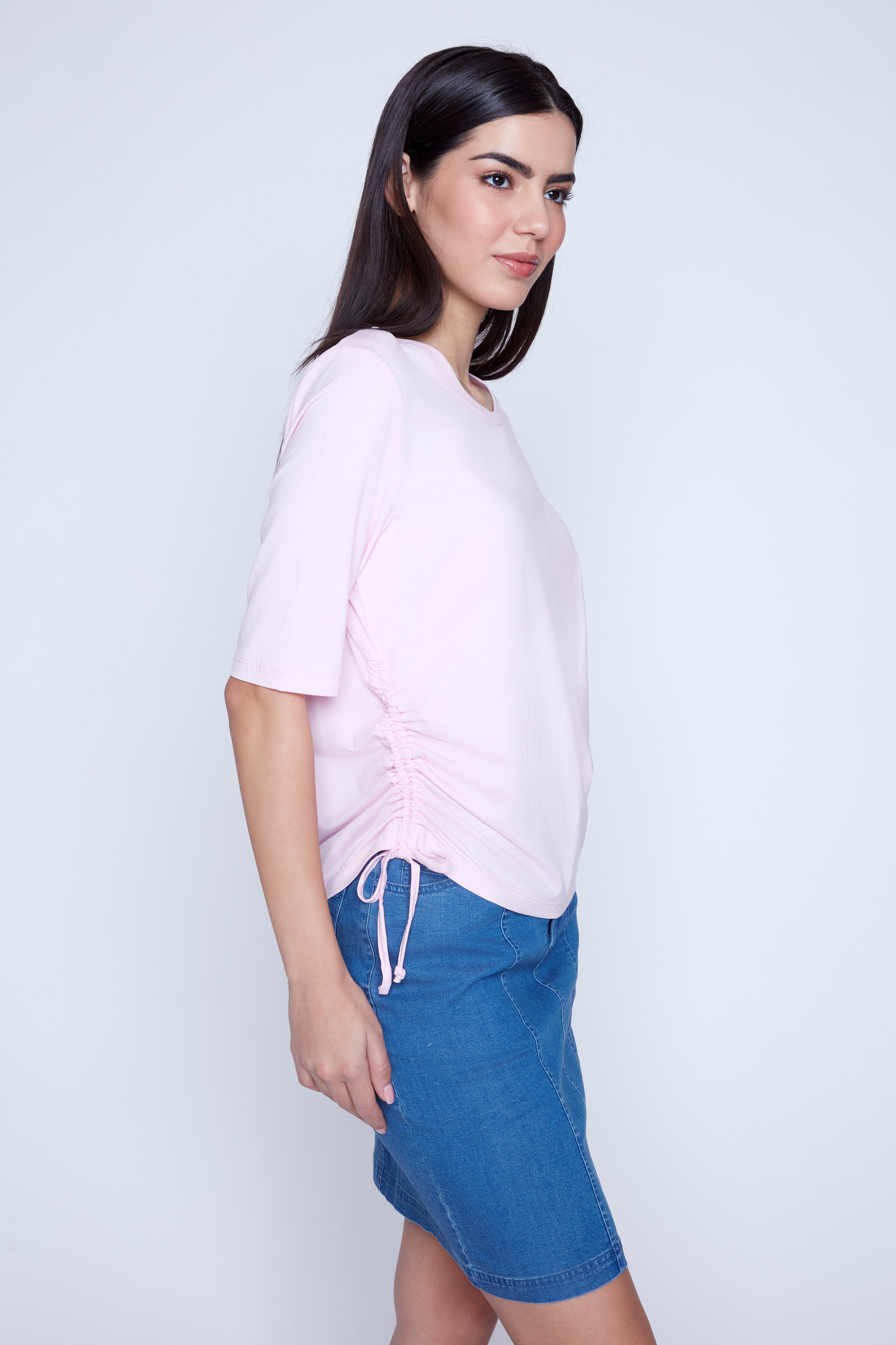 Le haut en bambou à détails froncés