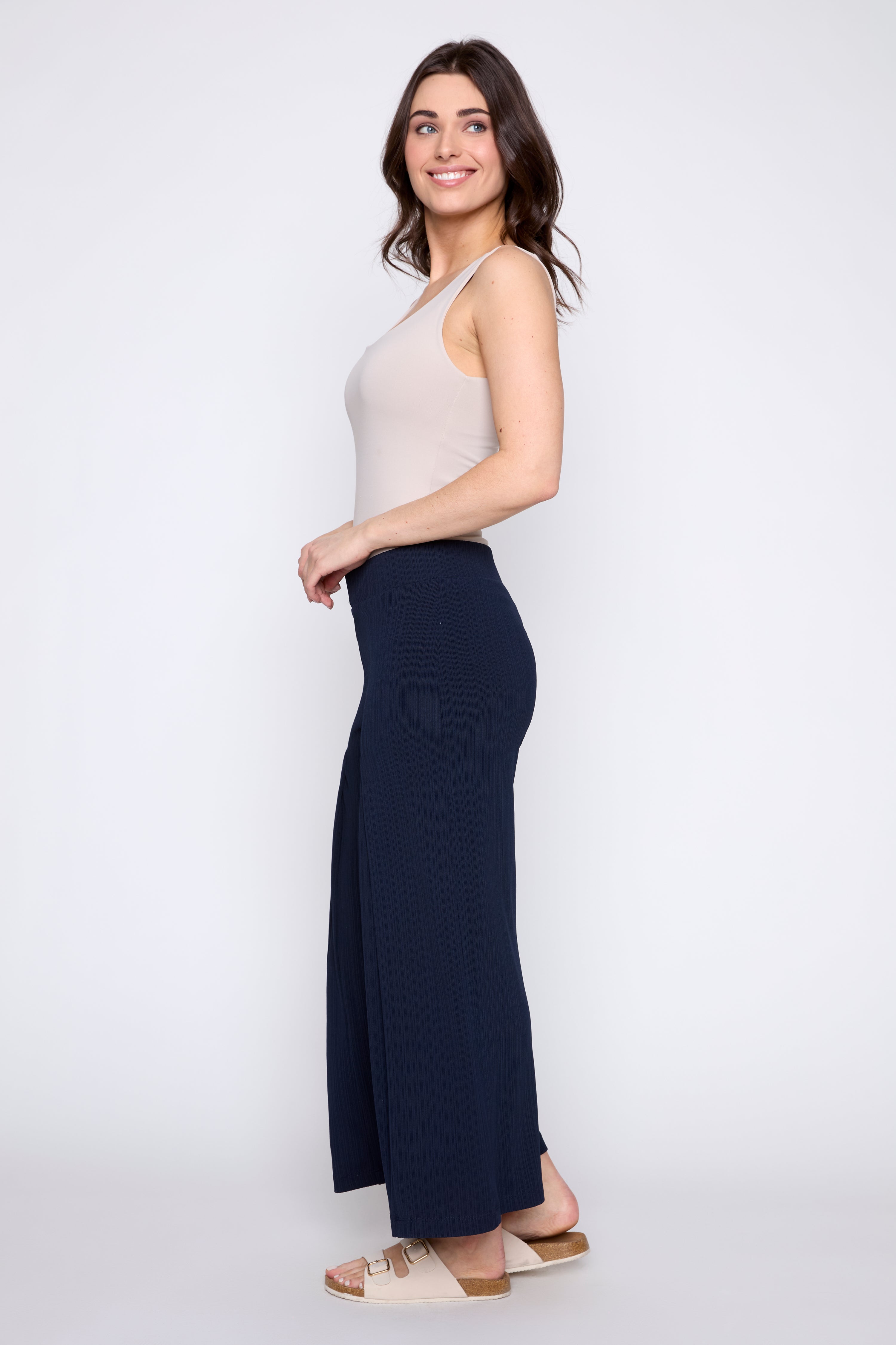 Le pantalon à jambes larges avec fente sur le devant