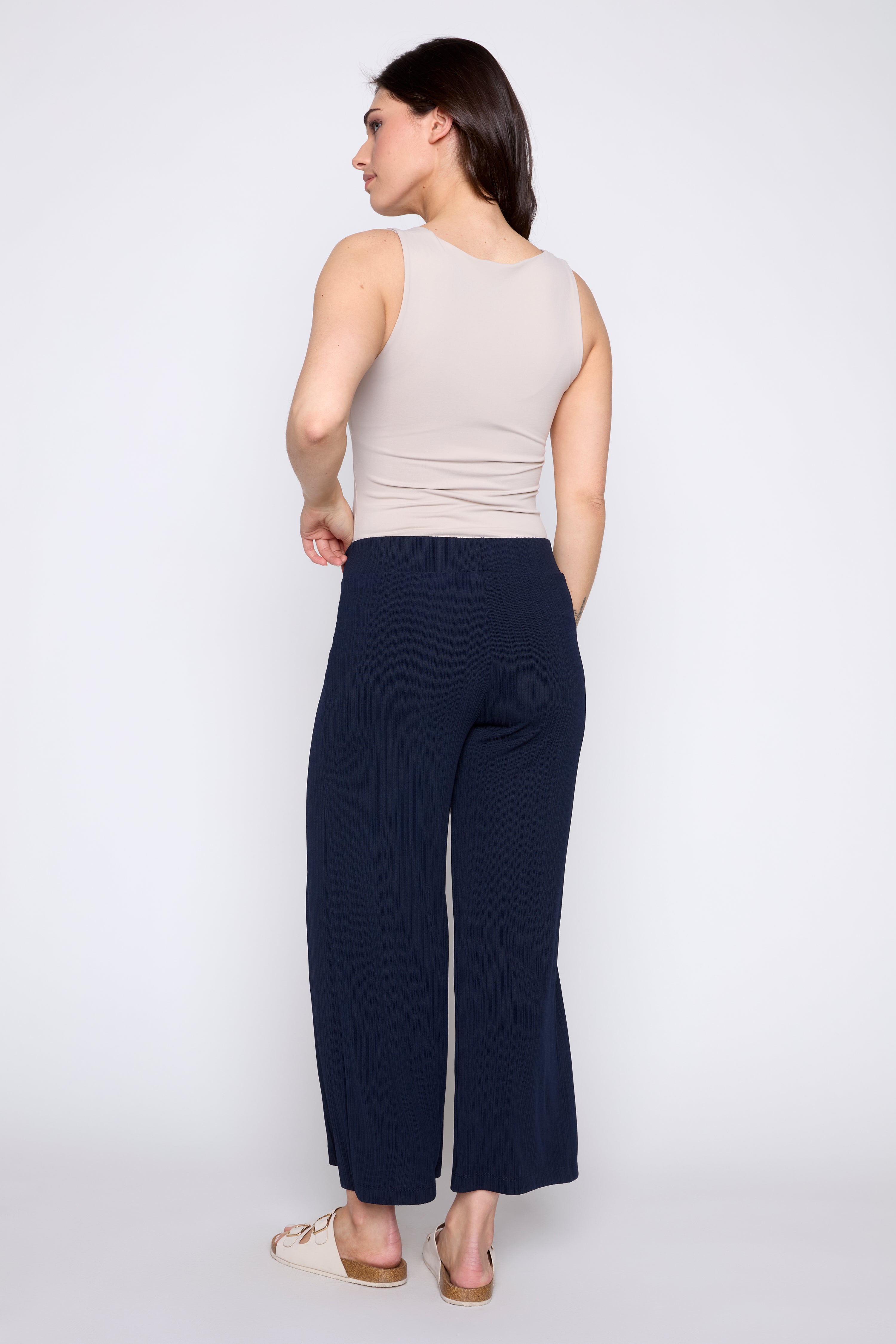 Le pantalon à jambes larges avec fente sur le devant